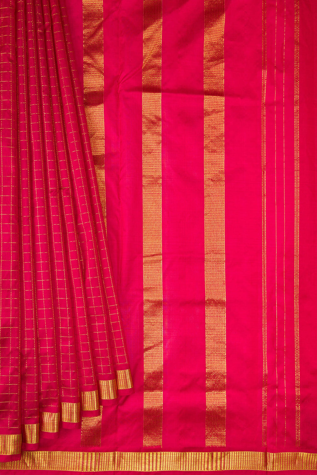 Pleats and pallu of Maroon Dual Tone Kanchipuram Silk Nine Yards Saree with Checked design on the body and Zari Border. 