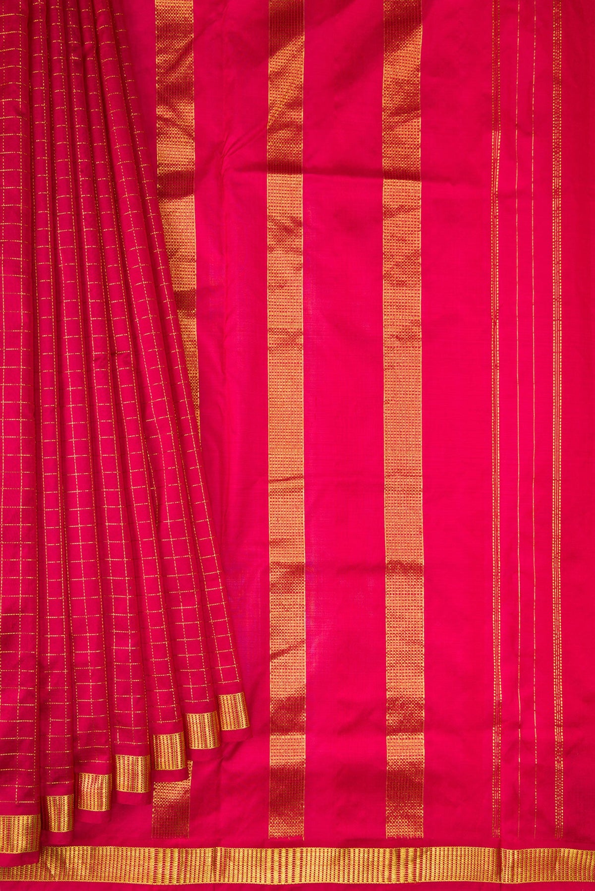 Pleats and pallu of Maroon Dual Tone Kanchipuram Silk Nine Yards Saree with Checked design on the body and Zari Border. 