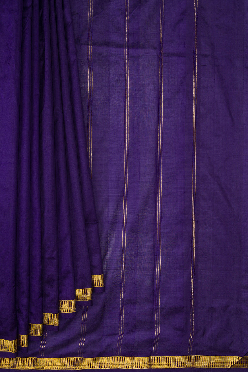 Pleats and pallu of Navy Blue Dual Tone Kanchipuram Silk Nine Yards Saree with Plain Body and Zari Border. 