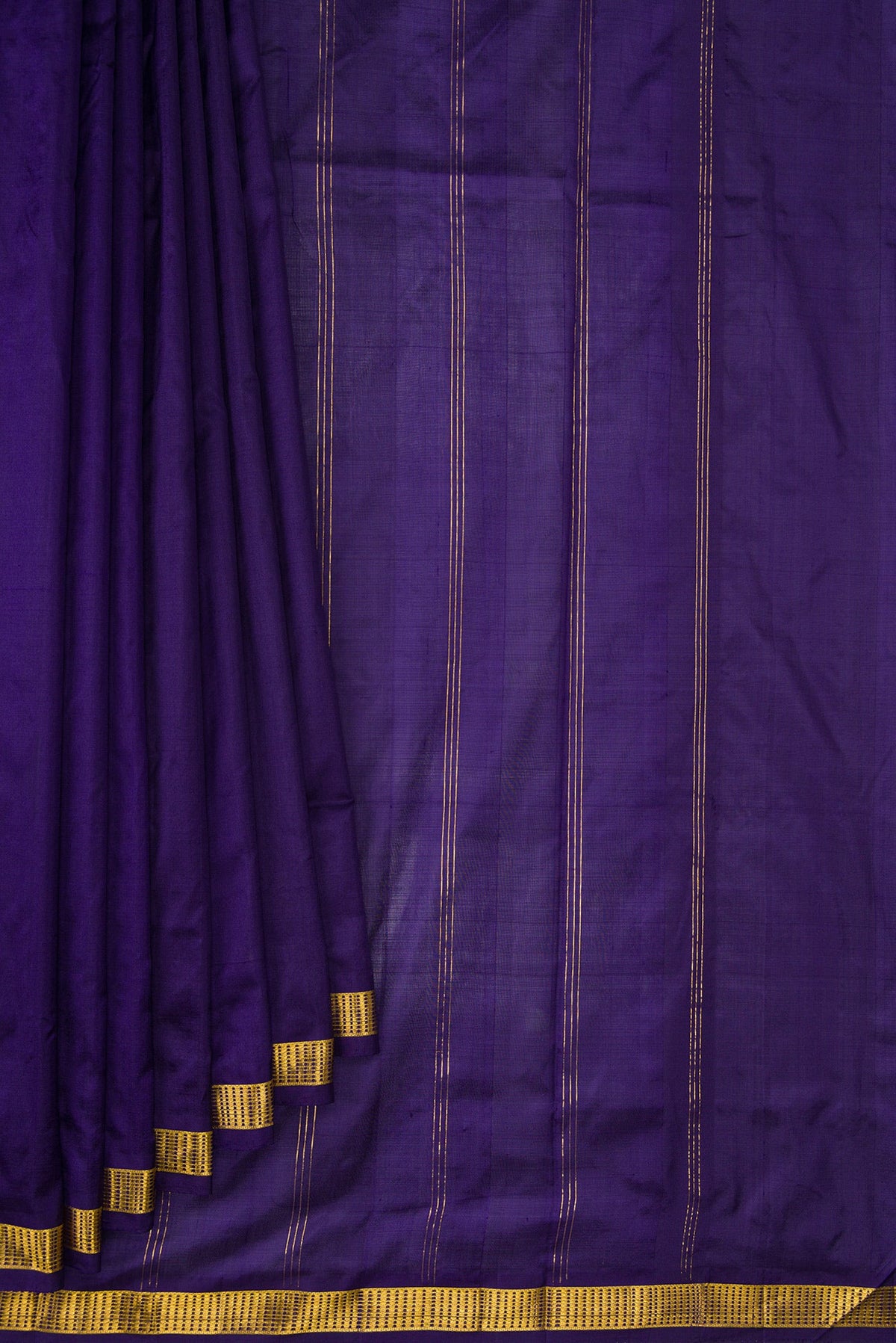 Pleats and pallu of Navy Blue Dual Tone Kanchipuram Silk Nine Yards Saree with Plain Body and Zari Border. 