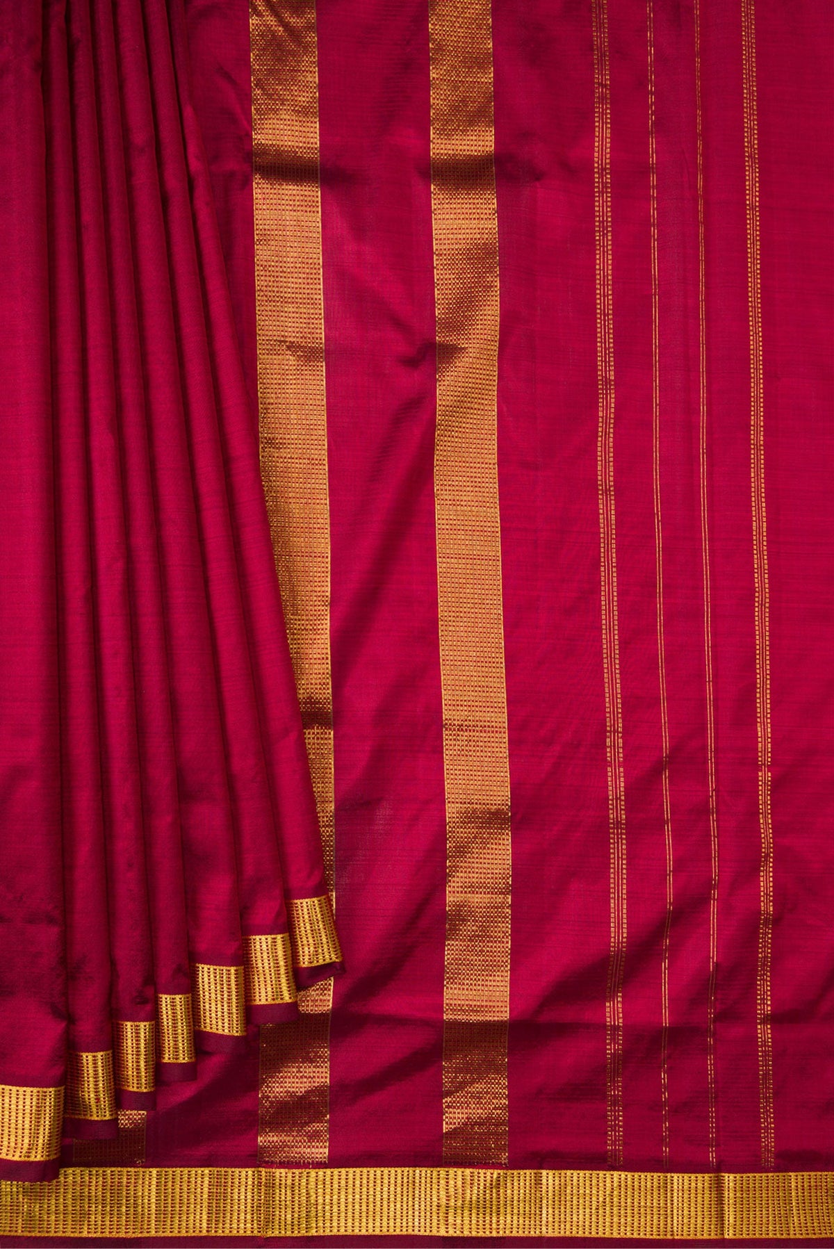 Pleats and pallu of Maroon Dual Tone Kanjivaram Silk Nine Yards Saree with Plain Body and Zari Border. 