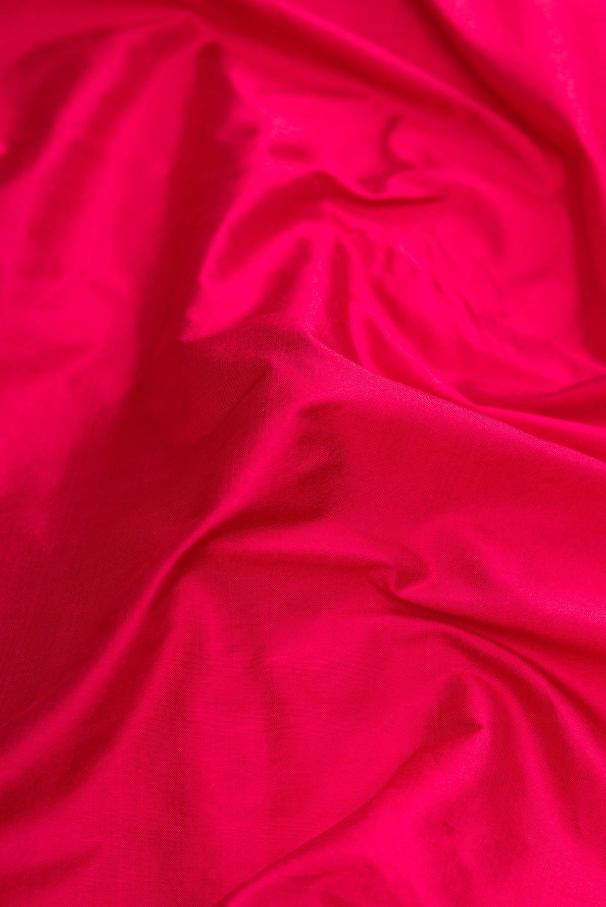 Close up of Dark Pink Dual Tone Kanchipuram Silk Nine Yards Saree with Plain Body and Zari Border.  displaying folds