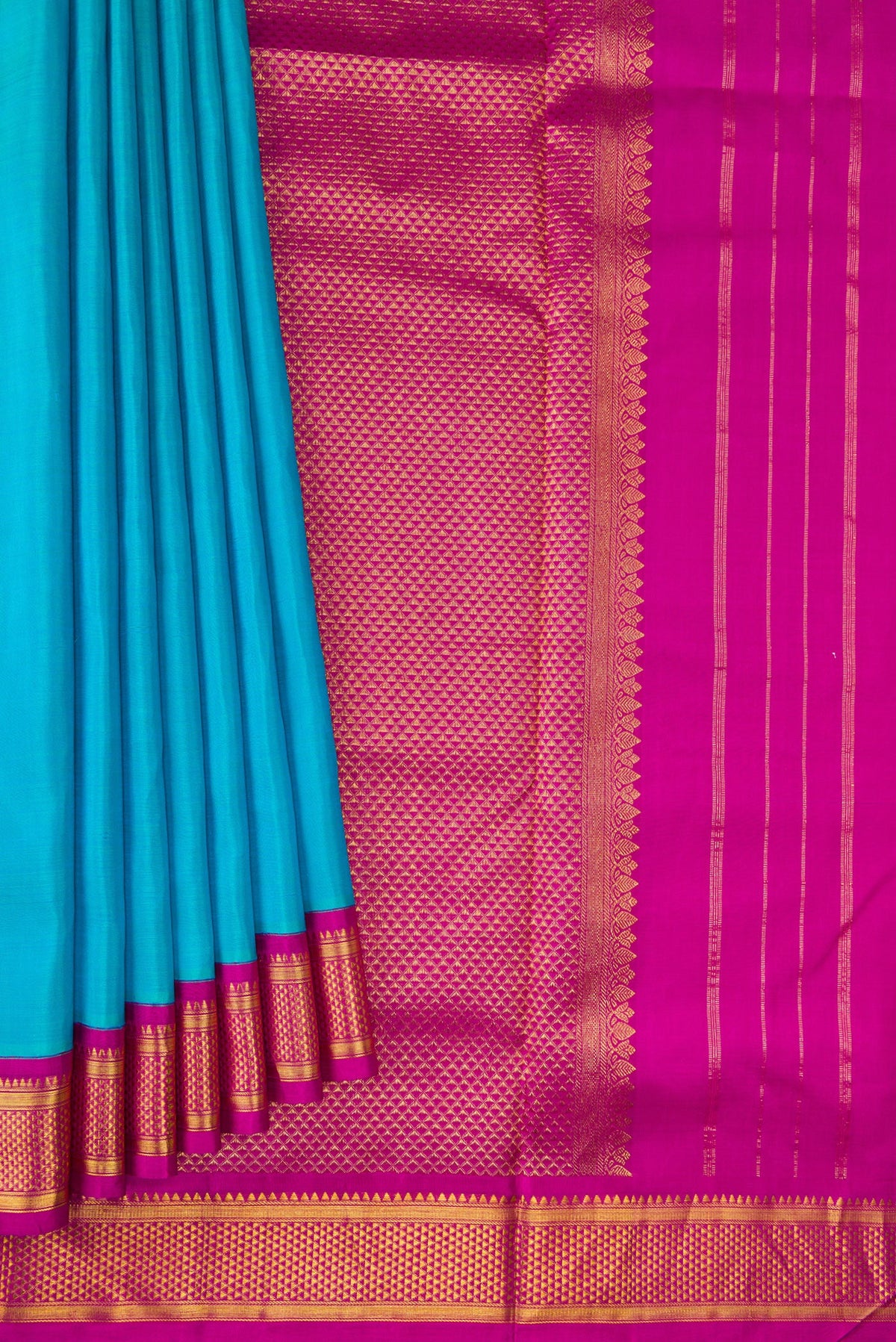 Pleats and pallu of Pure Silk Pure Zari Sky Blue Dual Tone Kanchipuram Nine Yards Saree with Plain Body and Zari Border. 