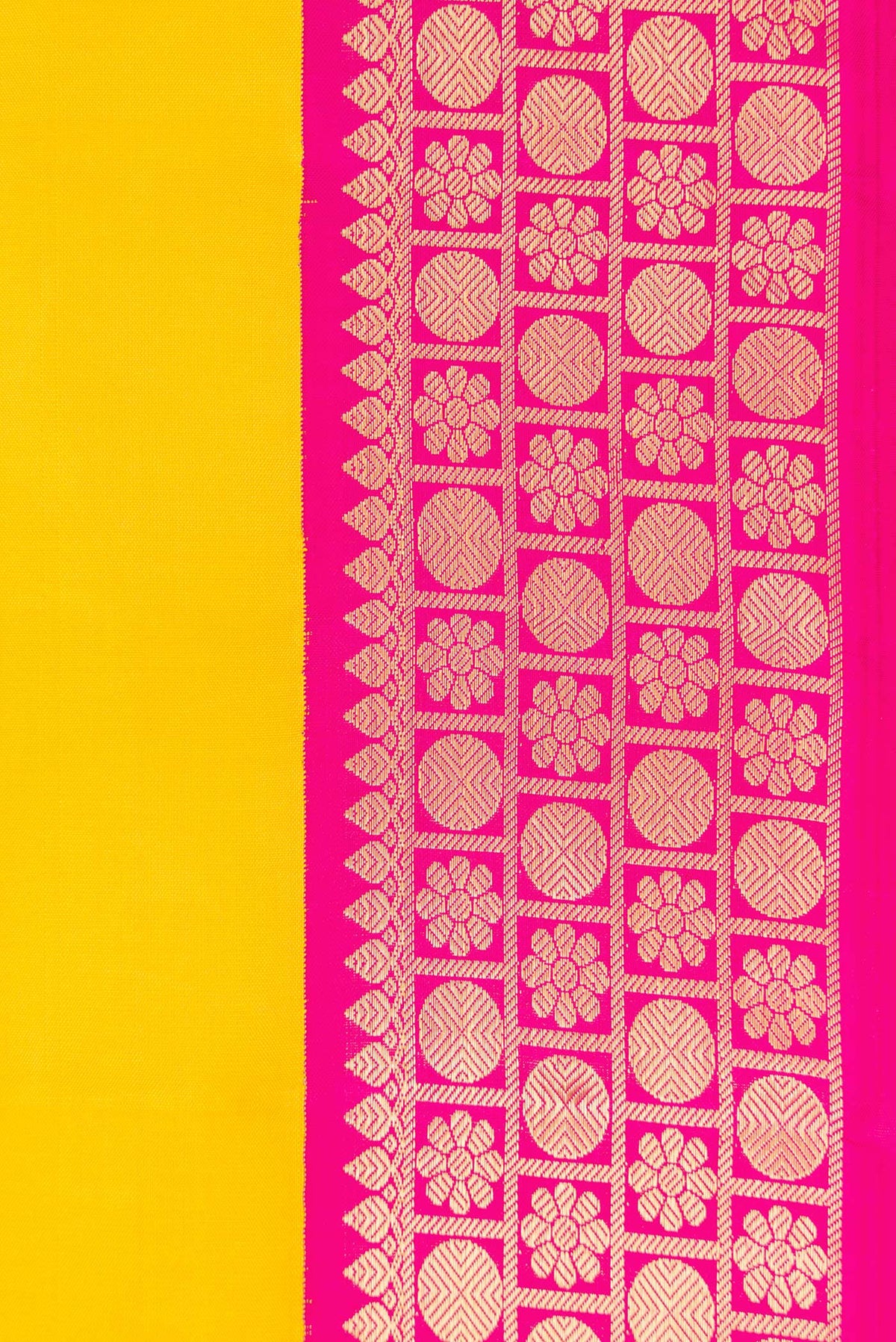 Border image of Pure Silk Pure Zari Yellow Dual Tone Kanchipuram Nine Yards Saree with Plain Body and Ganga Jamuna Border. 