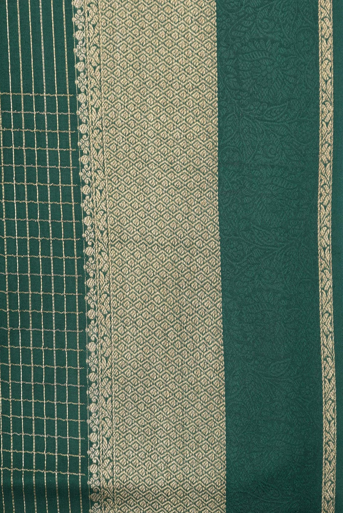 Border image of Bottle Green Dual Tone Banarasi Georgette Saree with Checked design on the body and Zari Border. 