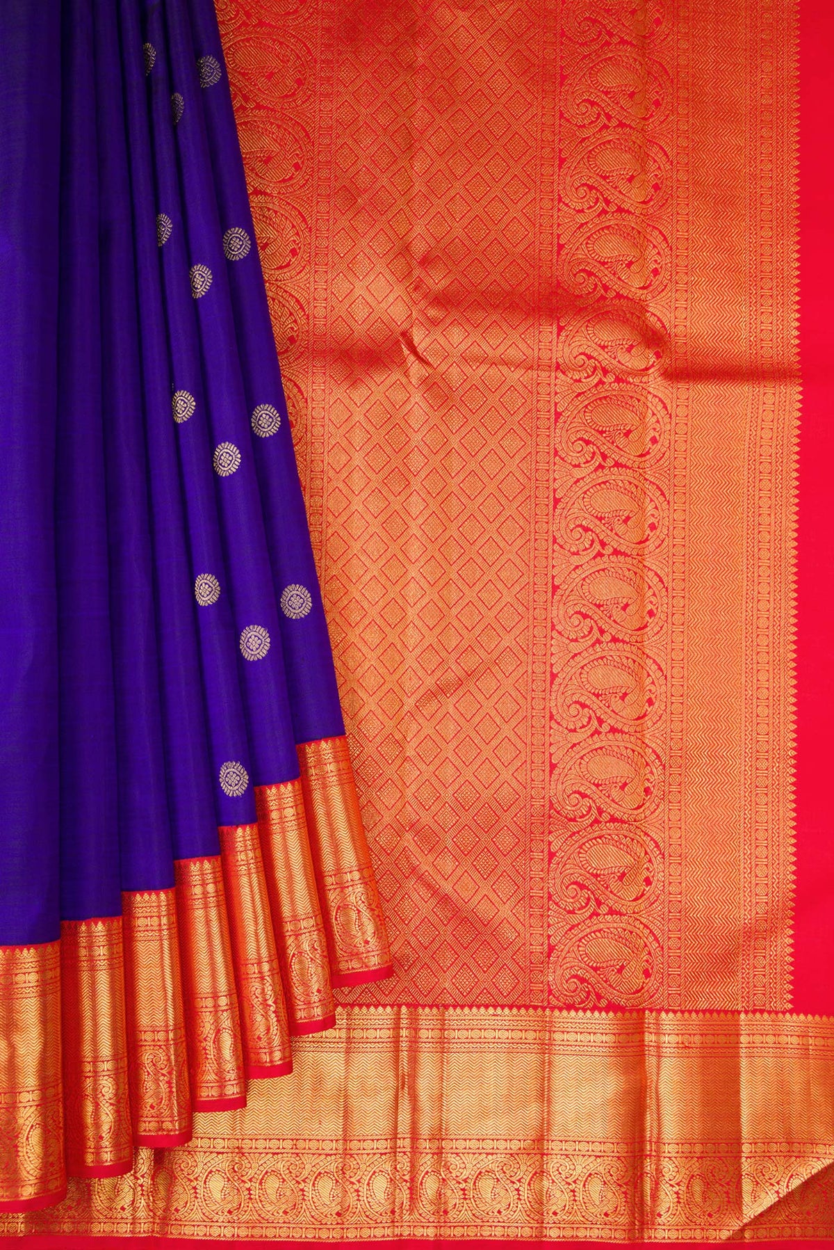 Pleats and pallu of Royal Blue Dual Tone Kanchipuram Silk Saree with Zari Butta on the body and Zari Border. 