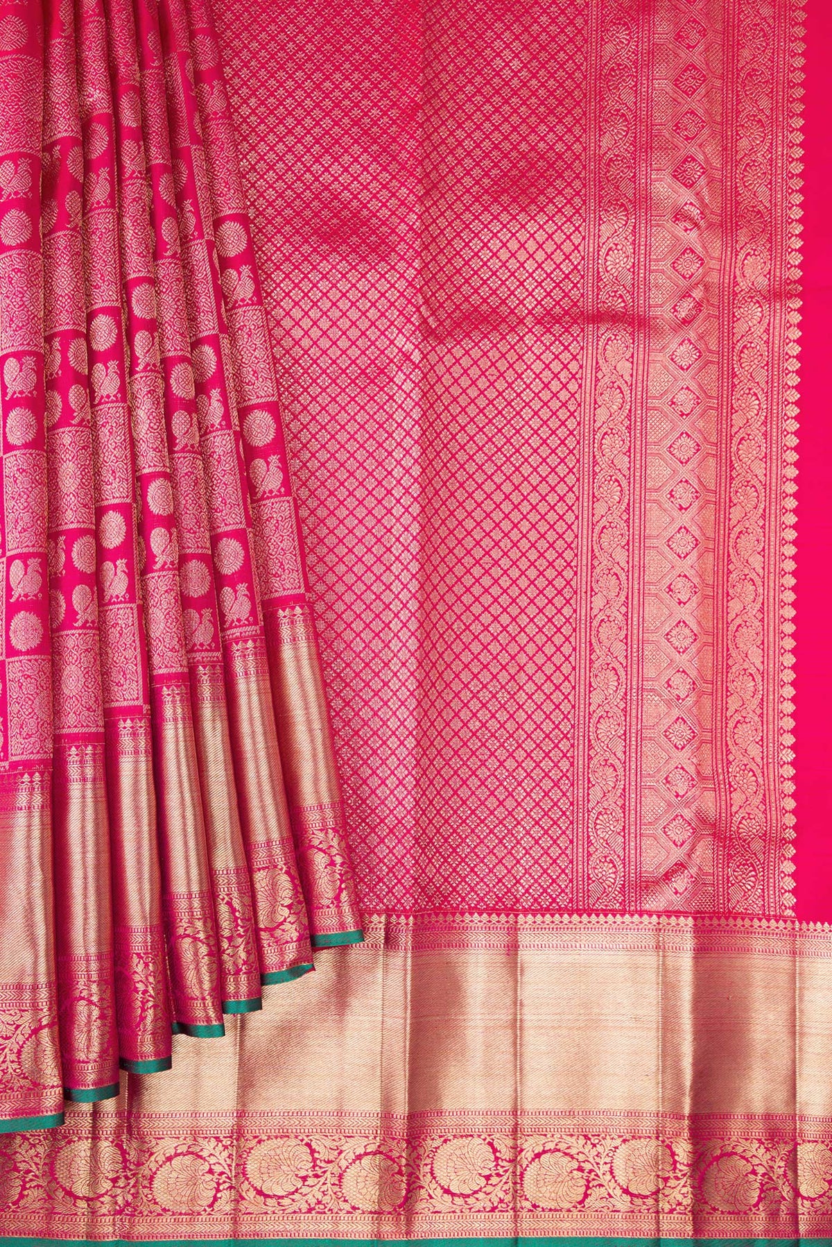 Pleats and pallu of Pink Dual Tone Kanchipuram Silk Saree with Zari Brocade on the body and Zari Border. 