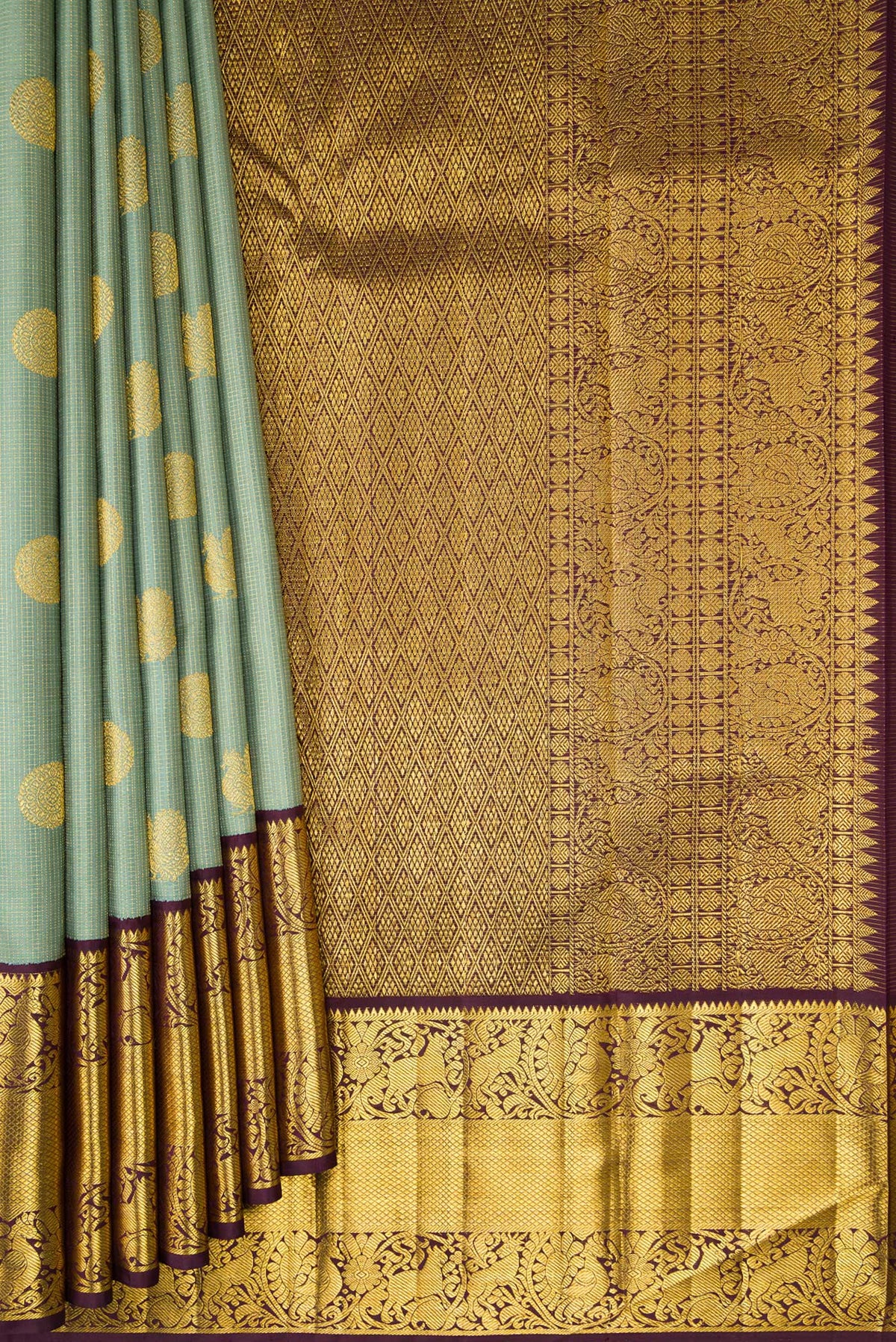 Pleats and pallu of Green Dual Tone Kanchipuram Silk Saree with Checked design on the body and Fancy Border. 