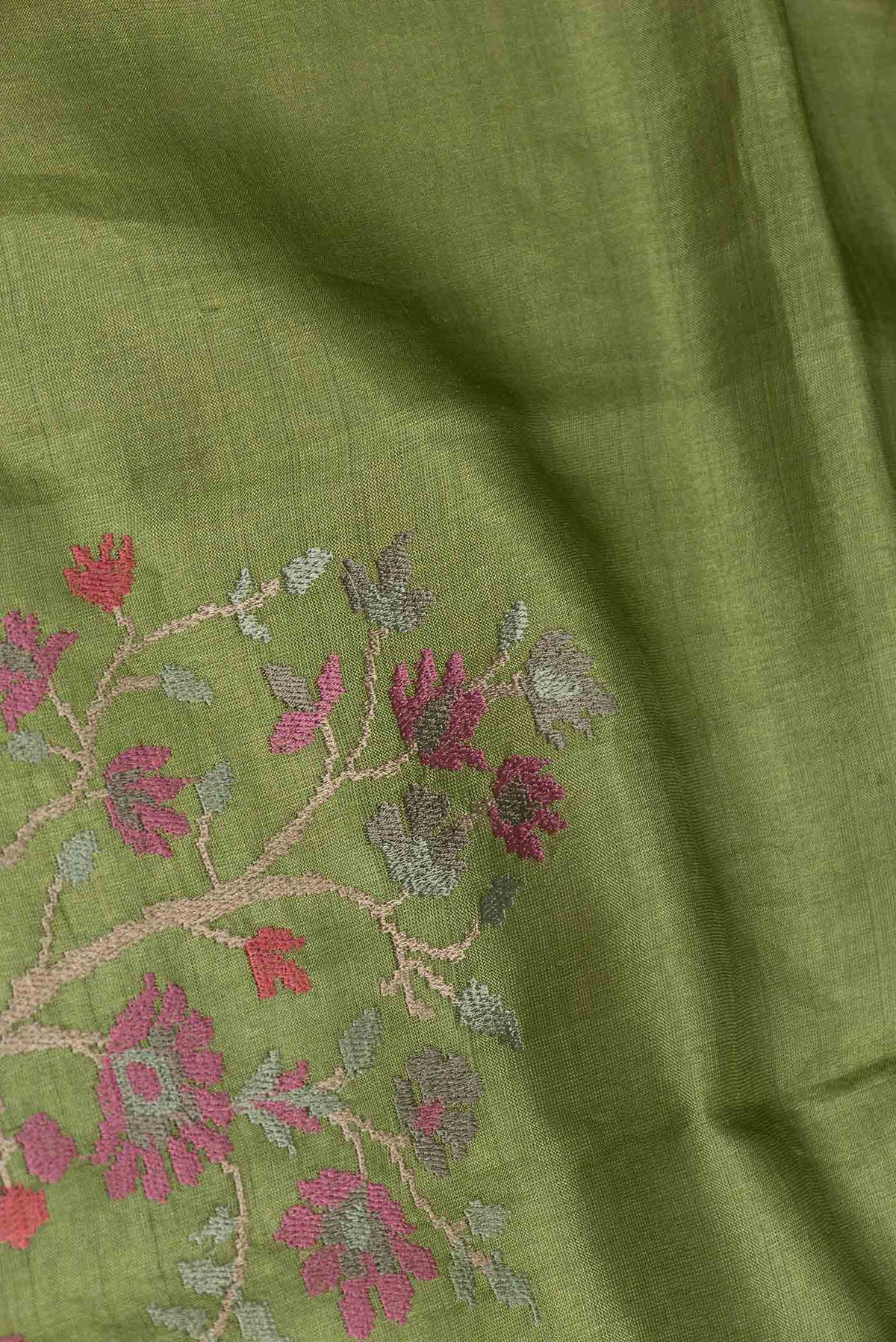 Close up of Green Dual Tone Tussar Saree with Plain Body and Fancy Border displaying folds