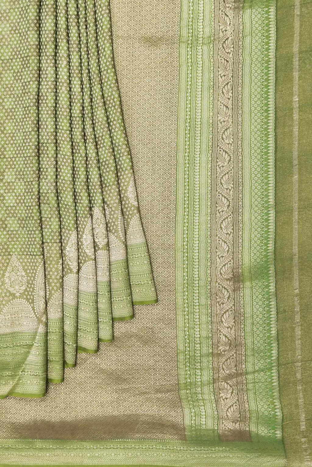 Pleats and pallu of Green Dual Tone Mysore Georgette Saree With Printed design on the body and Zari Border