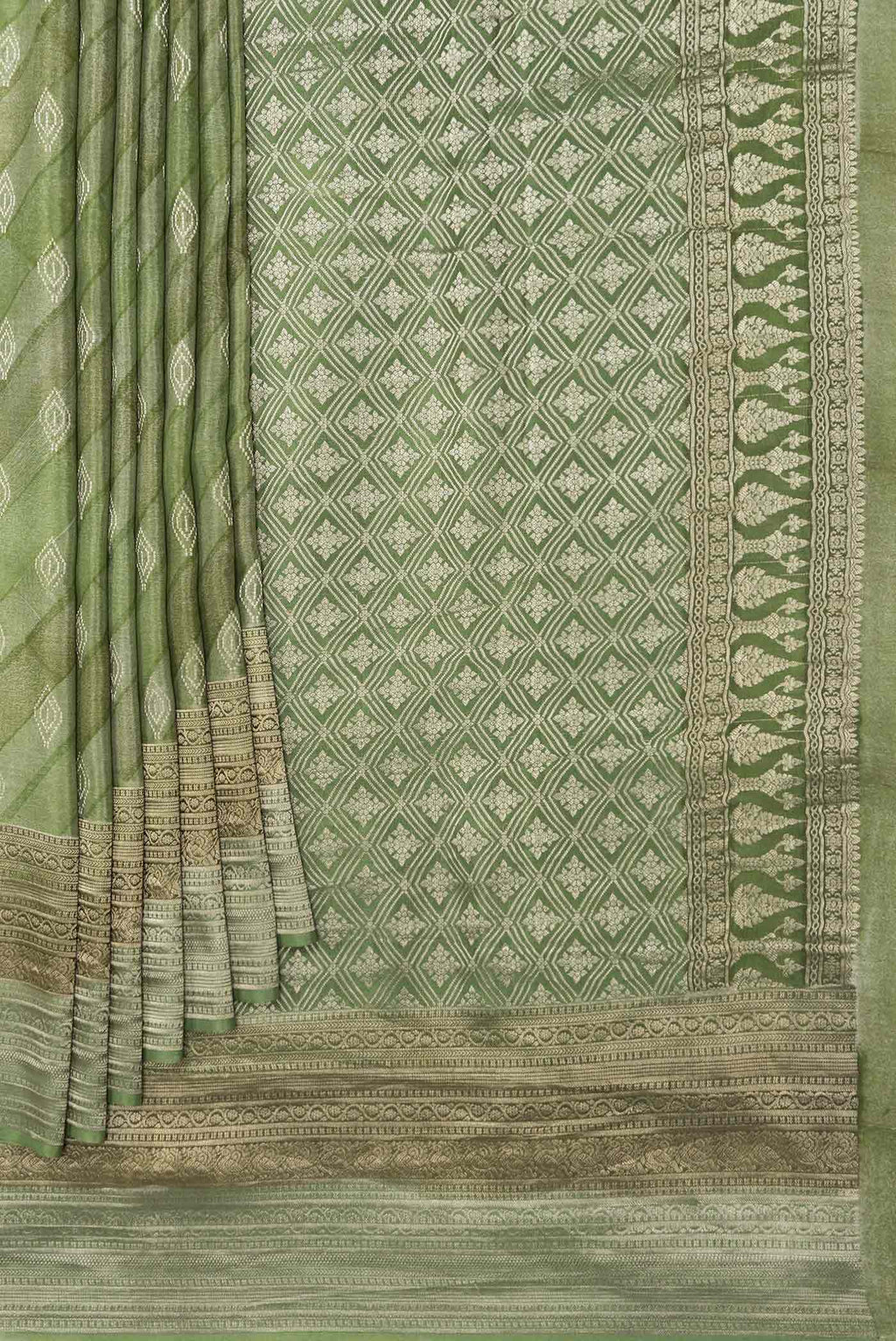 Pleats and pallu of Green Dual Tone Mysore Georgette Saree With Printed design on the body and Zari Border