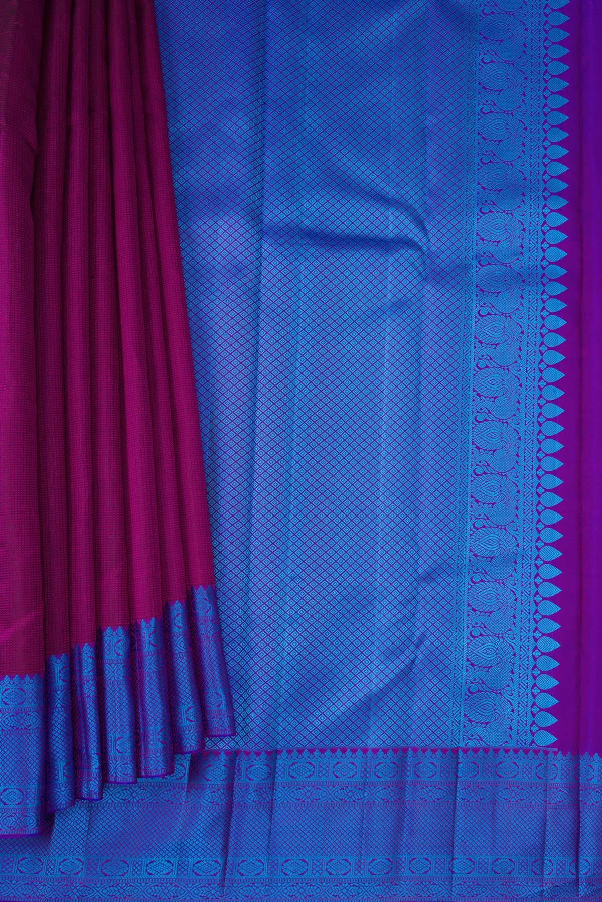 Pleats and pallu of Magenta Dual Tone Kanchipuram Silk Saree with Jacquard design on the body and Thread Border. 