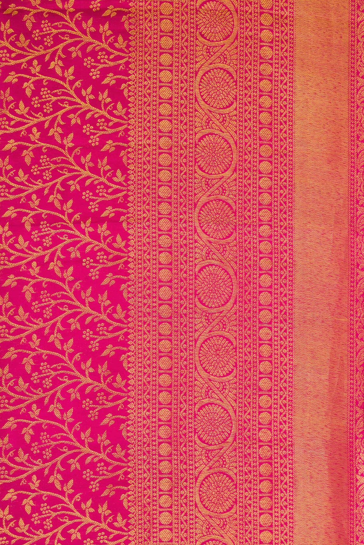Border image of Magenta Dual Tone Kanchipuram Silk Saree with Zari Brocade on the body and Zari Border. 