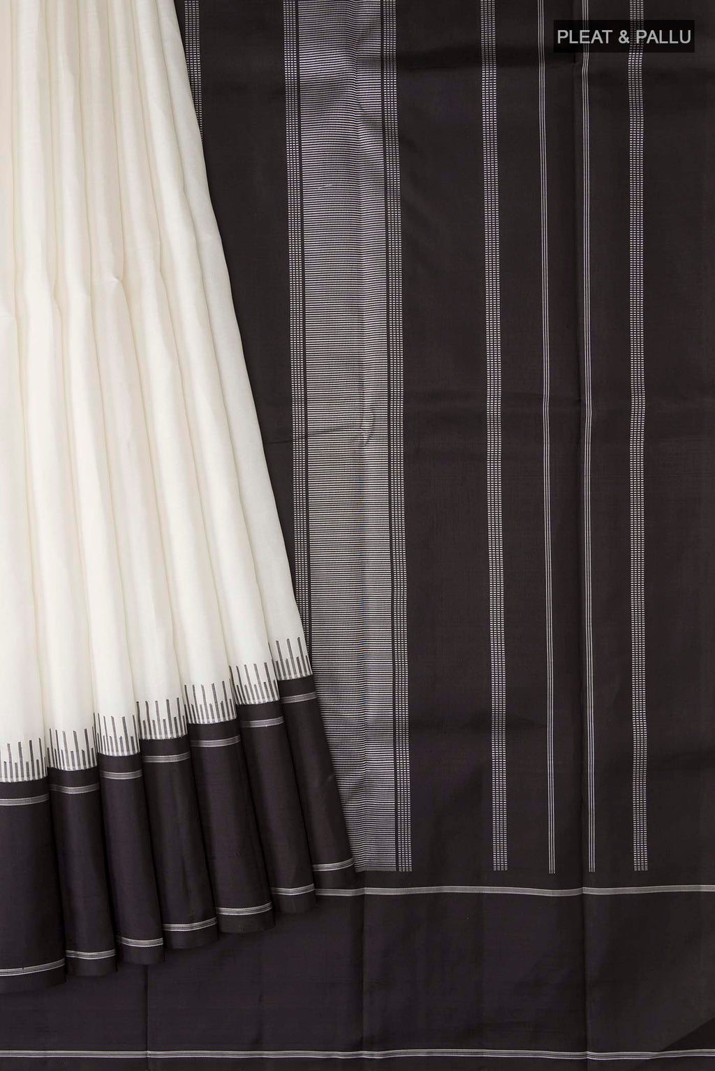 Pleats and pallu of White Kanchipuram Silk Saree with Plain Body and Plain Border