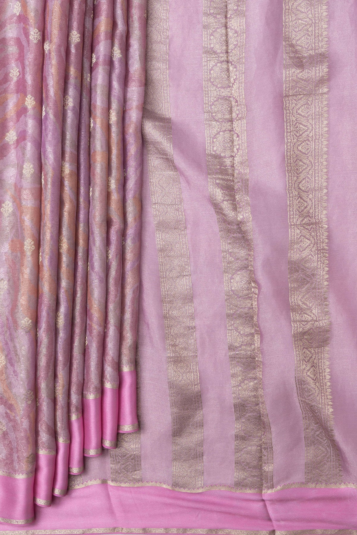 Pleats and pallu of Lavender Dual Tone Mysore Georgette Saree with Printed design on the body and Fancy Border. 