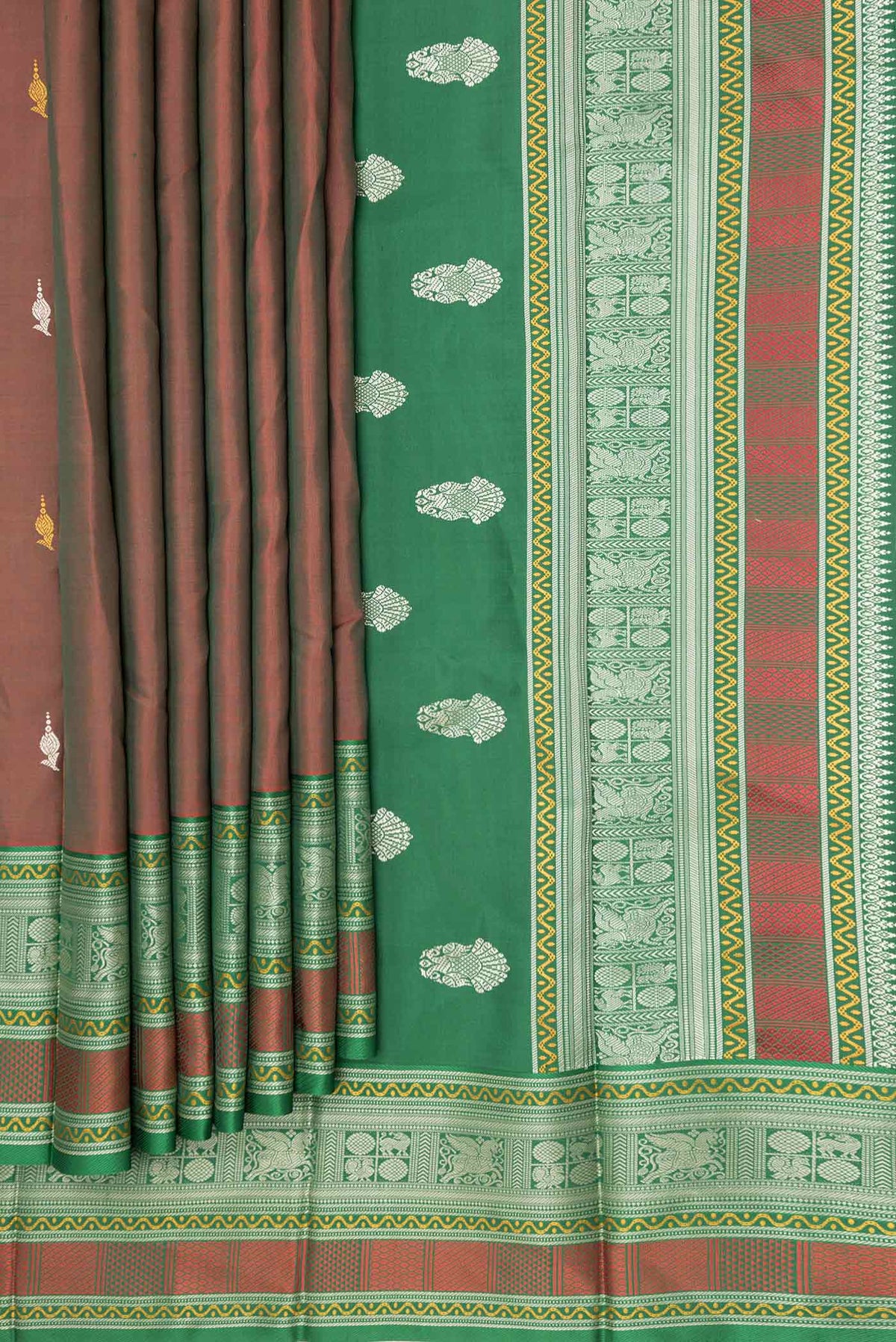 Pleats and pallu of Maroon Dual Tone Kanchipuram Saree with Zari Butta on the body and Thread Border