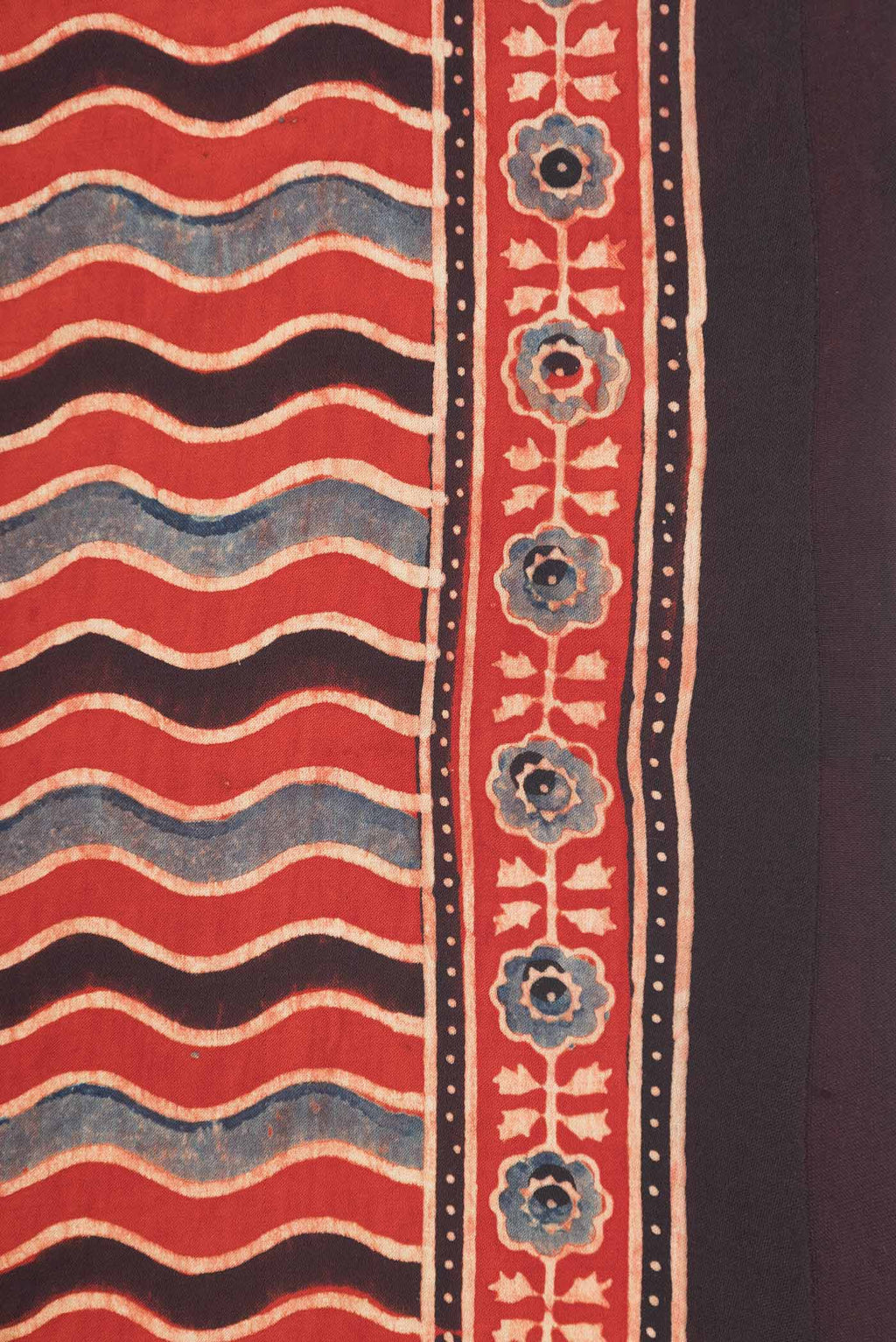 Border image of Maroon Dual Tone Linen Saree with Printed design on the body and Zari Border