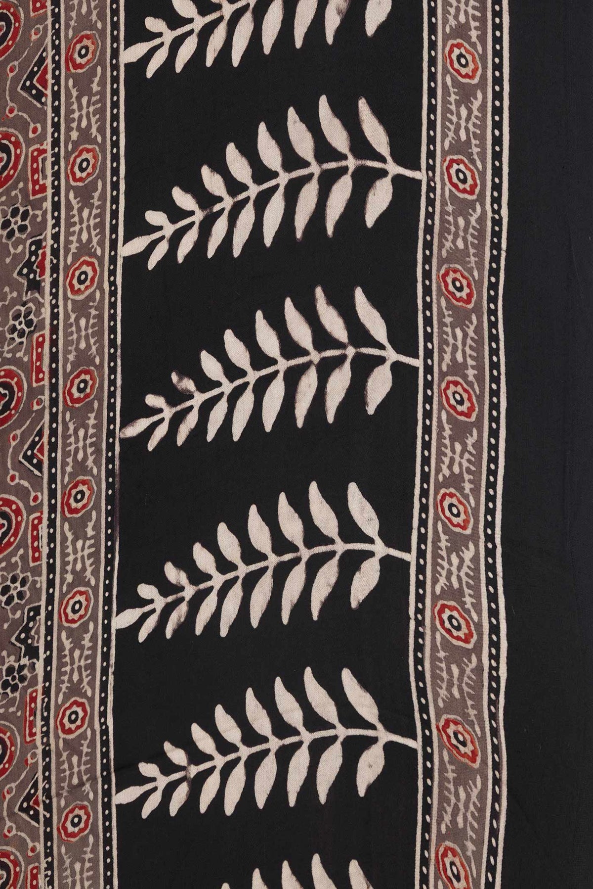 Border image of Brown Dual Tone Linen Saree with Printed design on the body and Zari Border