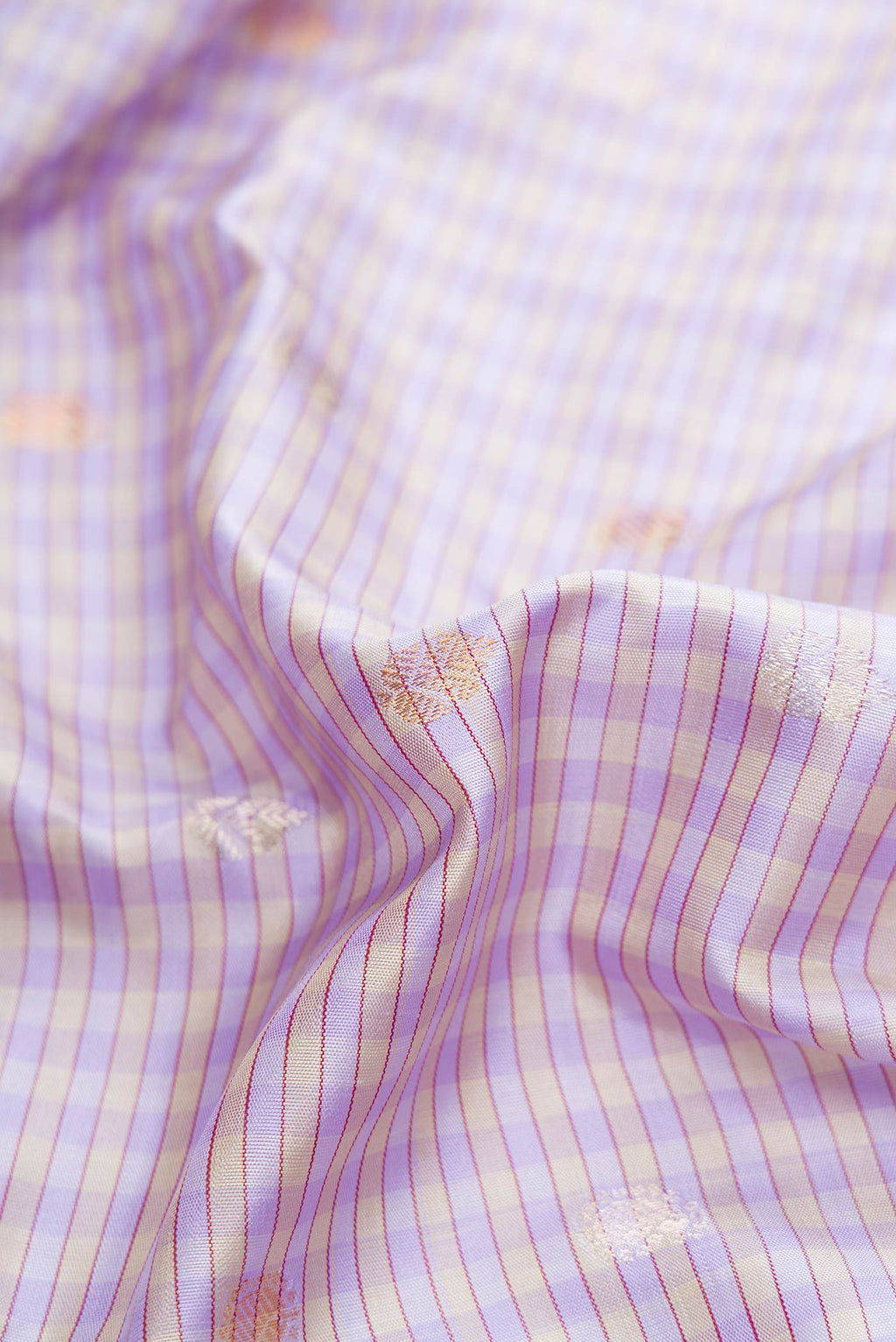 Close up of Lilac Dual Tone Gadwal Silk Saree with Zari Butta on the body and Zari Border displaying folds
