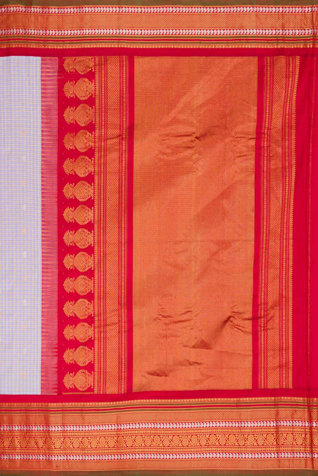 Close up image of the pallu of Lilac Dual Tone Gadwal Silk Saree with Zari Butta on the body and Zari Border