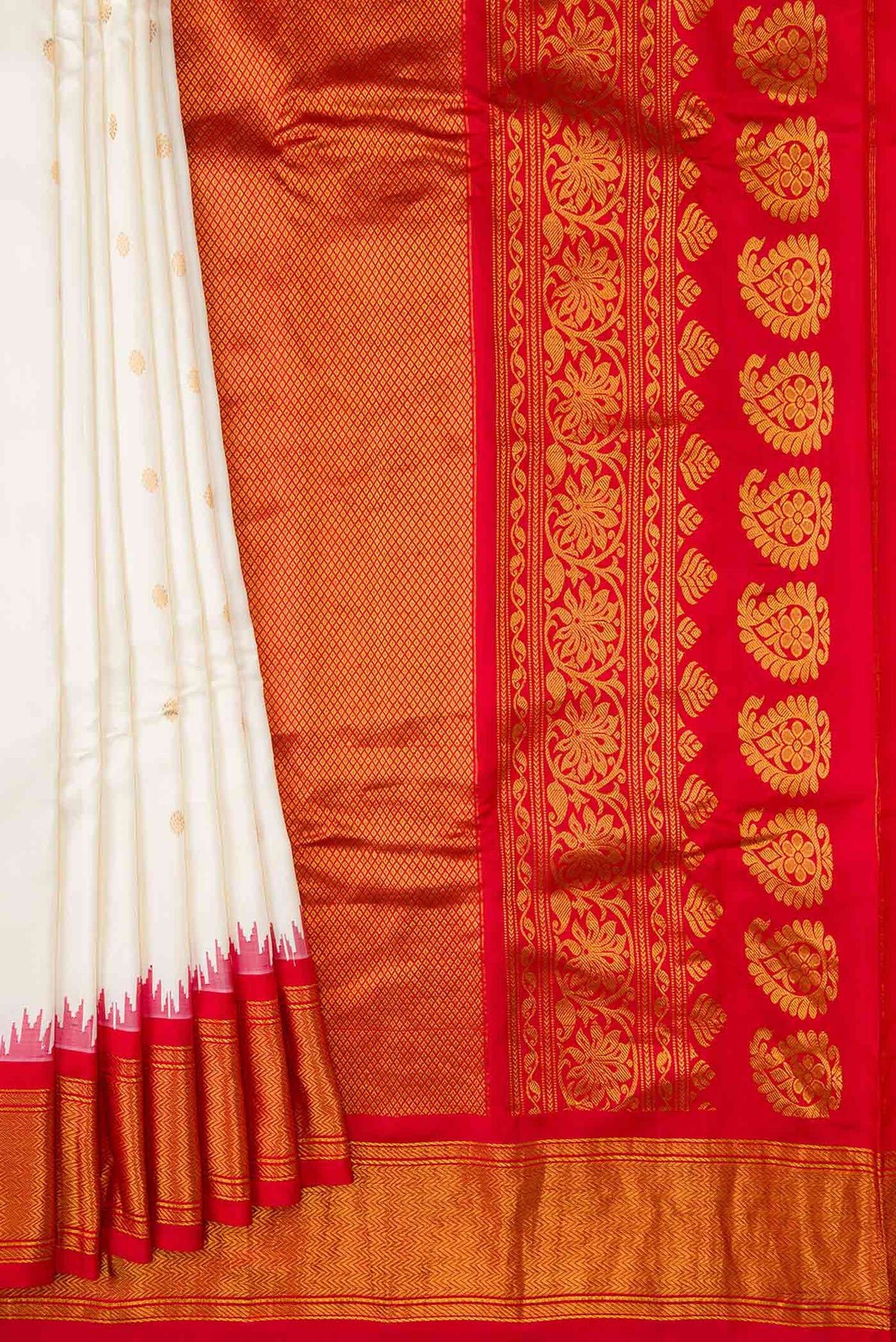 Pleats and pallu of Off White Dual Tone Gadwal Silk Saree with Zari Butta on the body and Zari Border