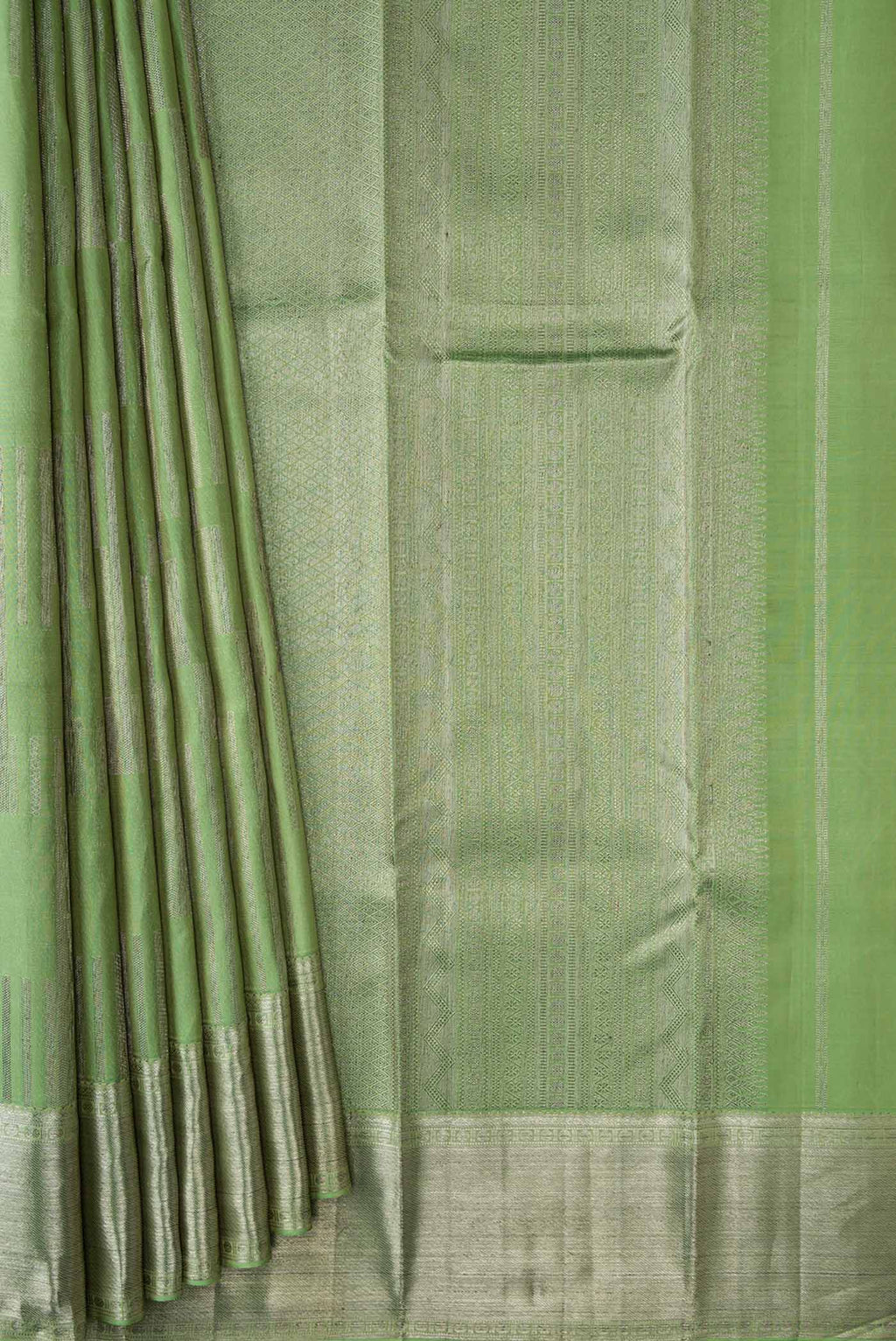 Pleats and pallu of Green Dual Tone Kanchipuram Silk Saree with Zari Brocade on the body and Zari Border