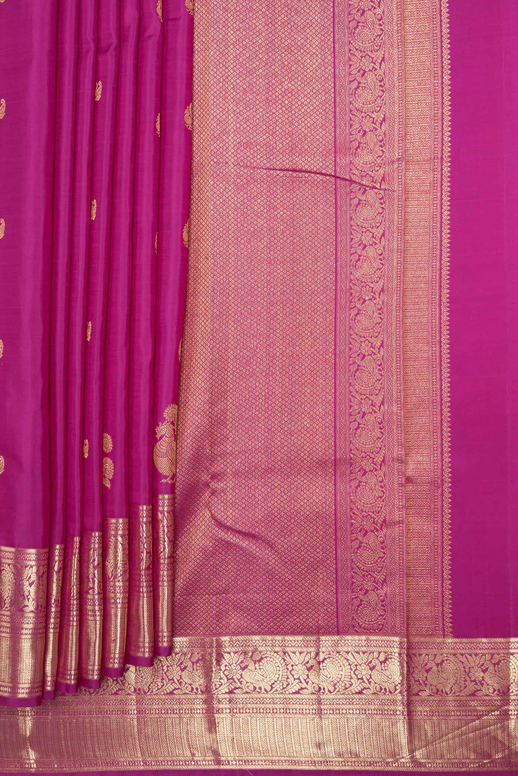 Pleats and pallu of Magenta Dual Tone Kanchipuram Saree with Zari Butta on the body and Zari Border
