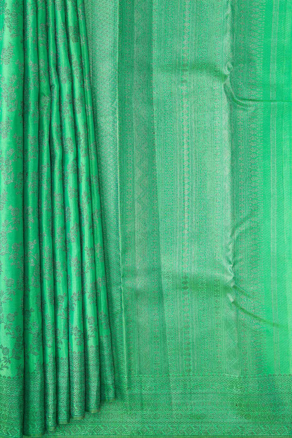 Pleats and pallu of Green Dual Tone Kanchipuram Silk Saree with Zari Brocade on the body and Zari Border