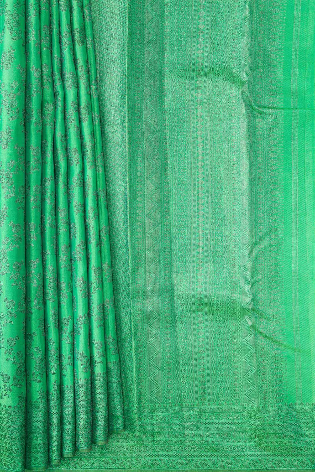 Pleats and pallu of Green Dual Tone Kanchipuram Silk Saree with Zari Brocade on the body and Zari Border