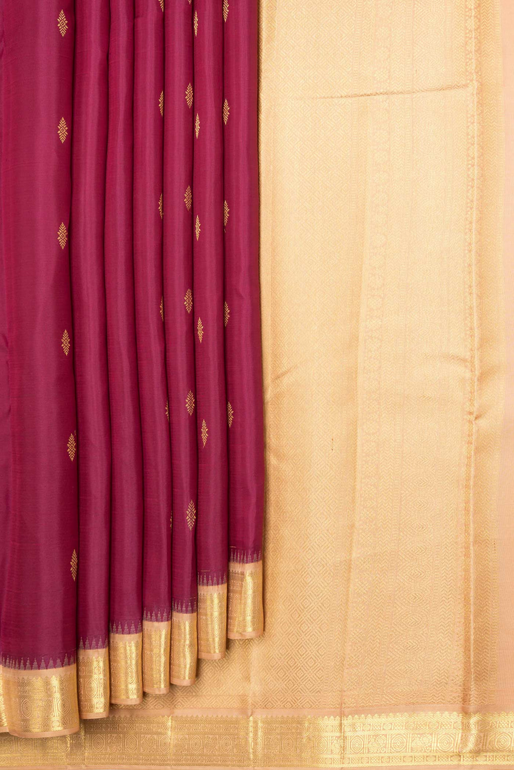 Pleats and pallu of Magenta Dual Tone Kanchipuram Saree with Zari Butta on the body and Zari Border