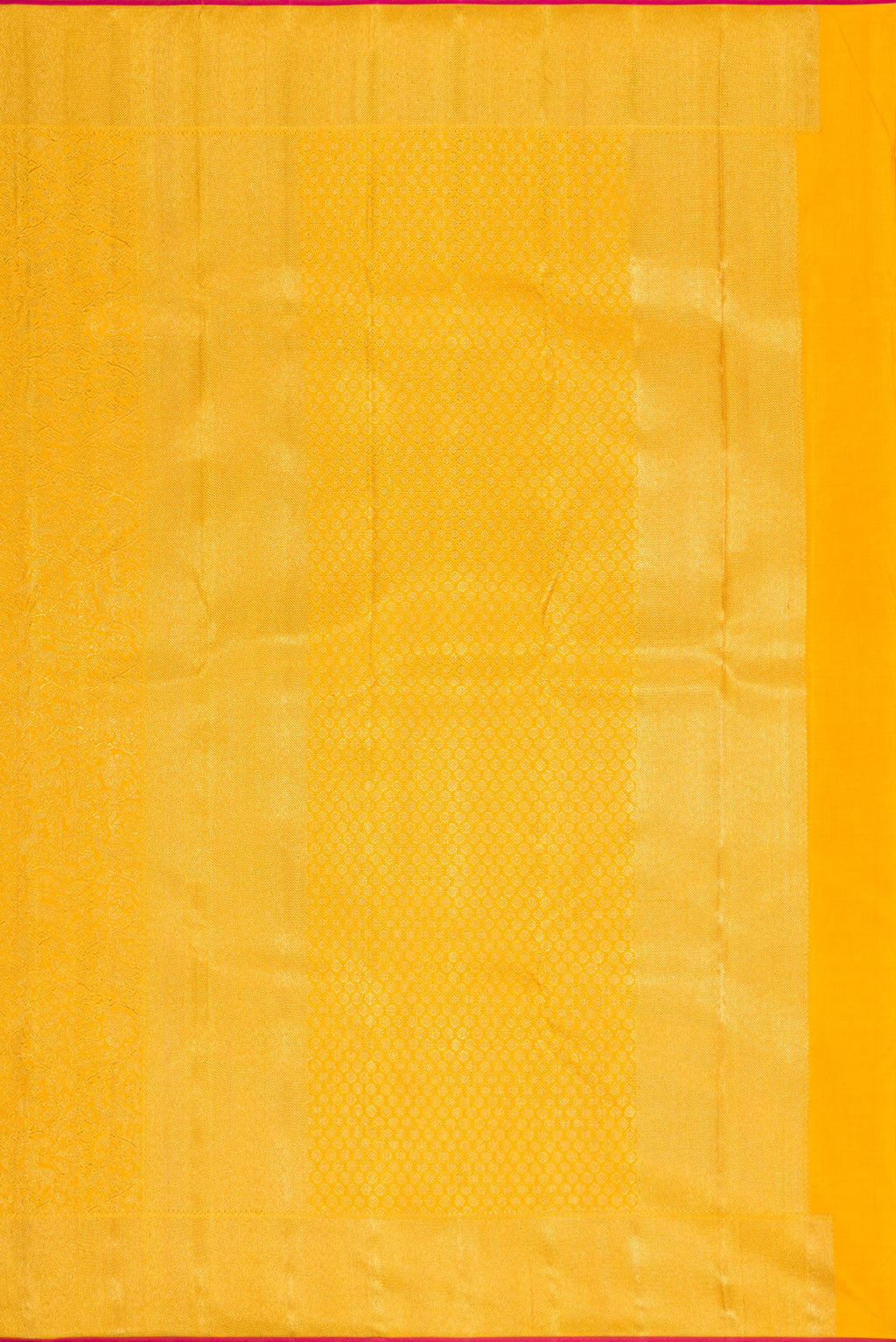 Close up image of the pallu of Pure Silk Pure Zari Gold Dual Tone Kanjivaram Saree with Zari Brocade on the body and Zari Border. 