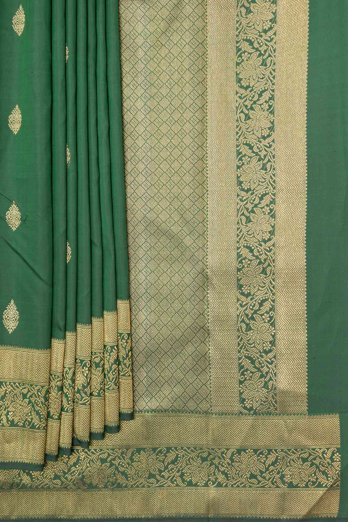 Pleats and pallu of Pure Silk Pure Zari Green Dual Tone Kanchipuram Saree with Zari Butta on the body and Zari Border