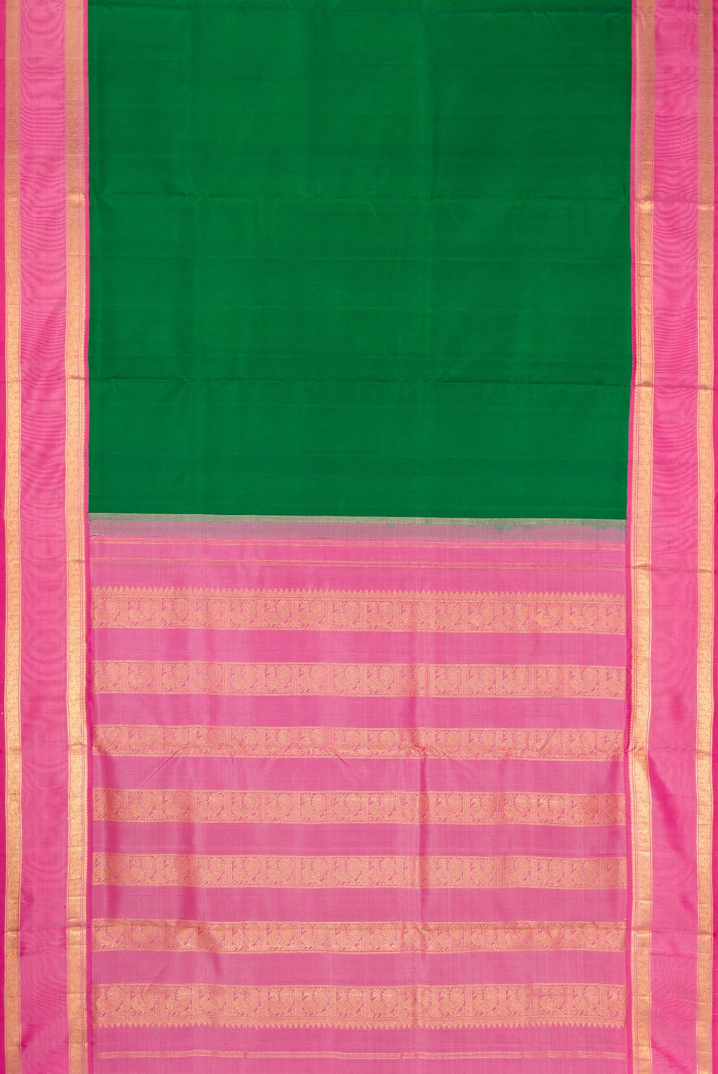 Flat view of Pure Silk Pure Zari Bottle Green Dual Tone Kanchipuram Nine Yards Saree with Plain Body and Zari Border. 
