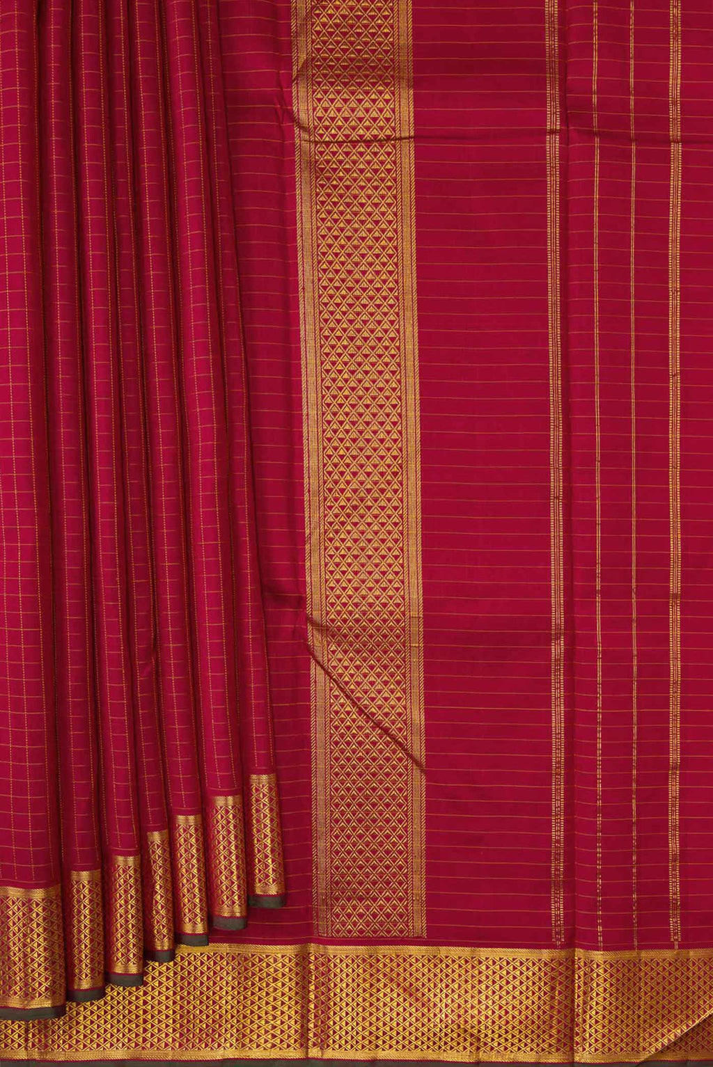 Pleats and pallu of Maroon Dual Tone Kanchipuram Silk Saree with Checked design on the body and Zari Border. 