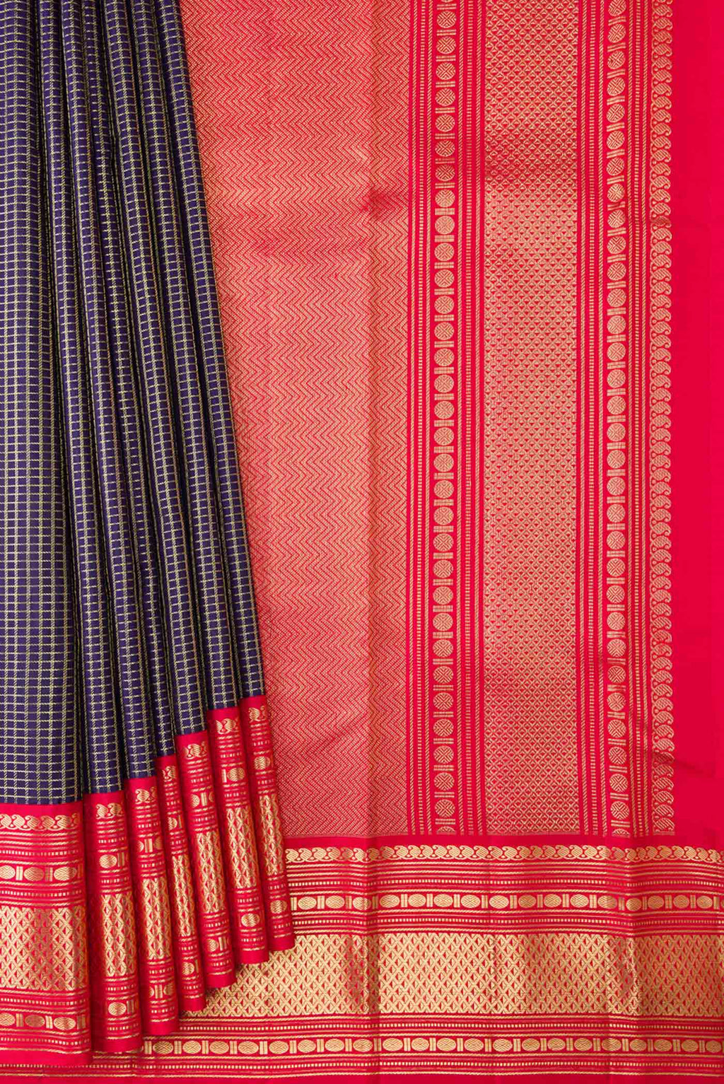 Pleats and pallu of Navy Blue Dual Tone Kanchipuram Silk Saree with Checked design on the body and Zari Border