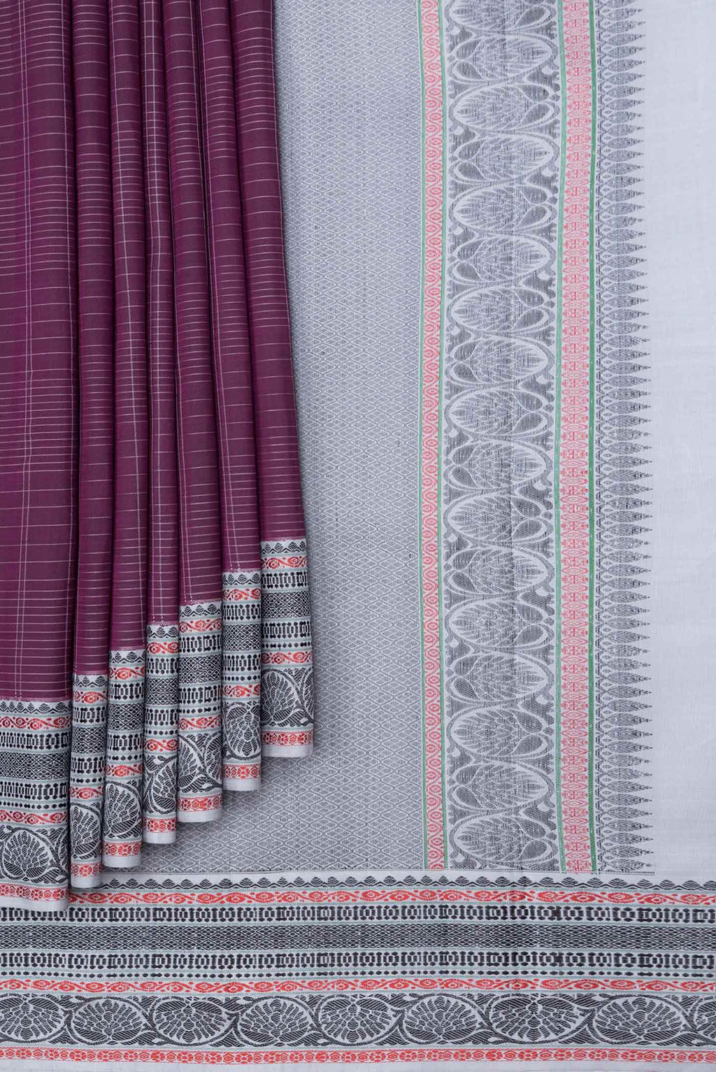 Pleats and pallu of Burgundy Dual Tone Kanjivaram Saree with Checked design on the body and Thread Border. 