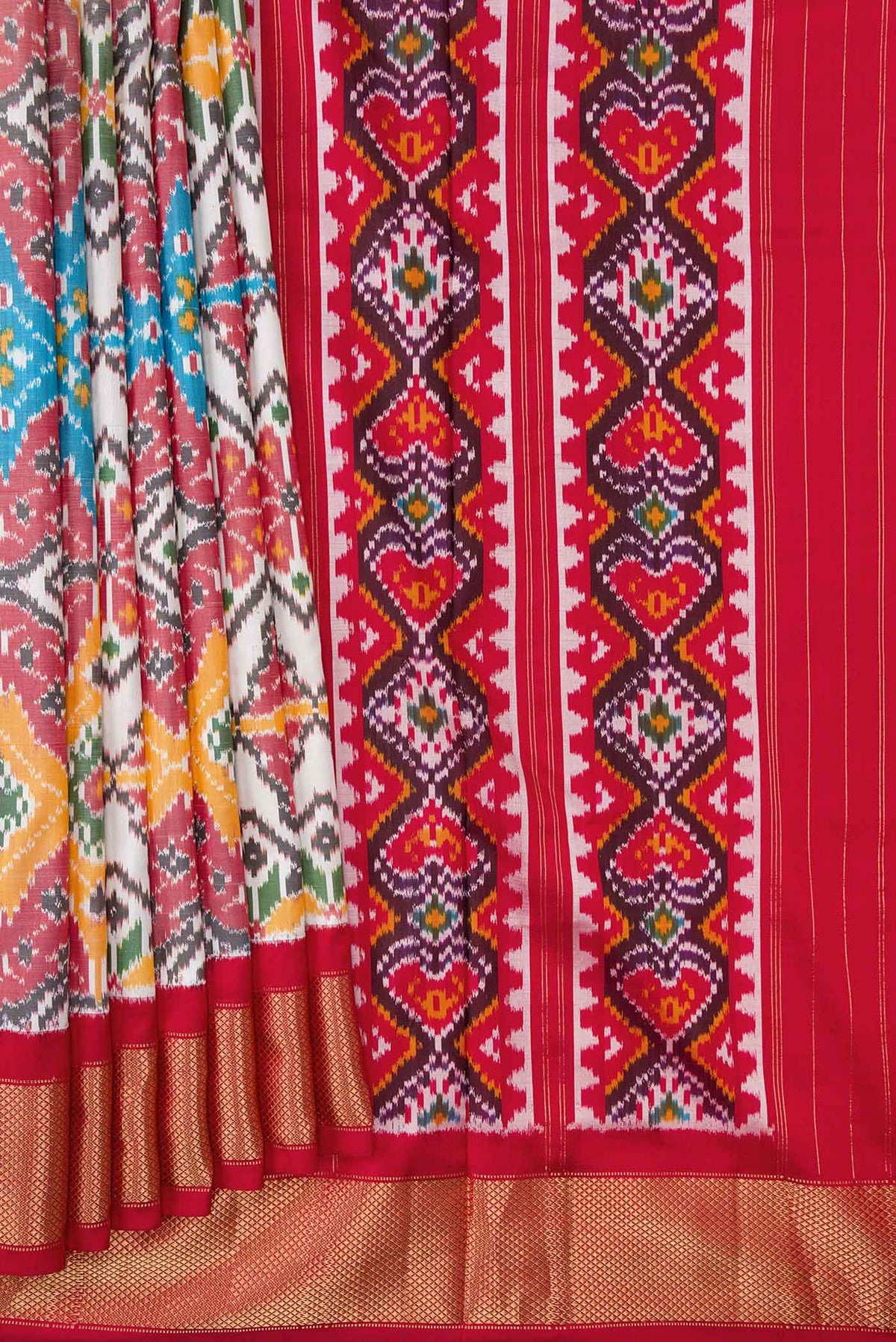 Pleats and pallu of Off White Pochampally Silk Saree with Pure Ikat on the body and Zari Border