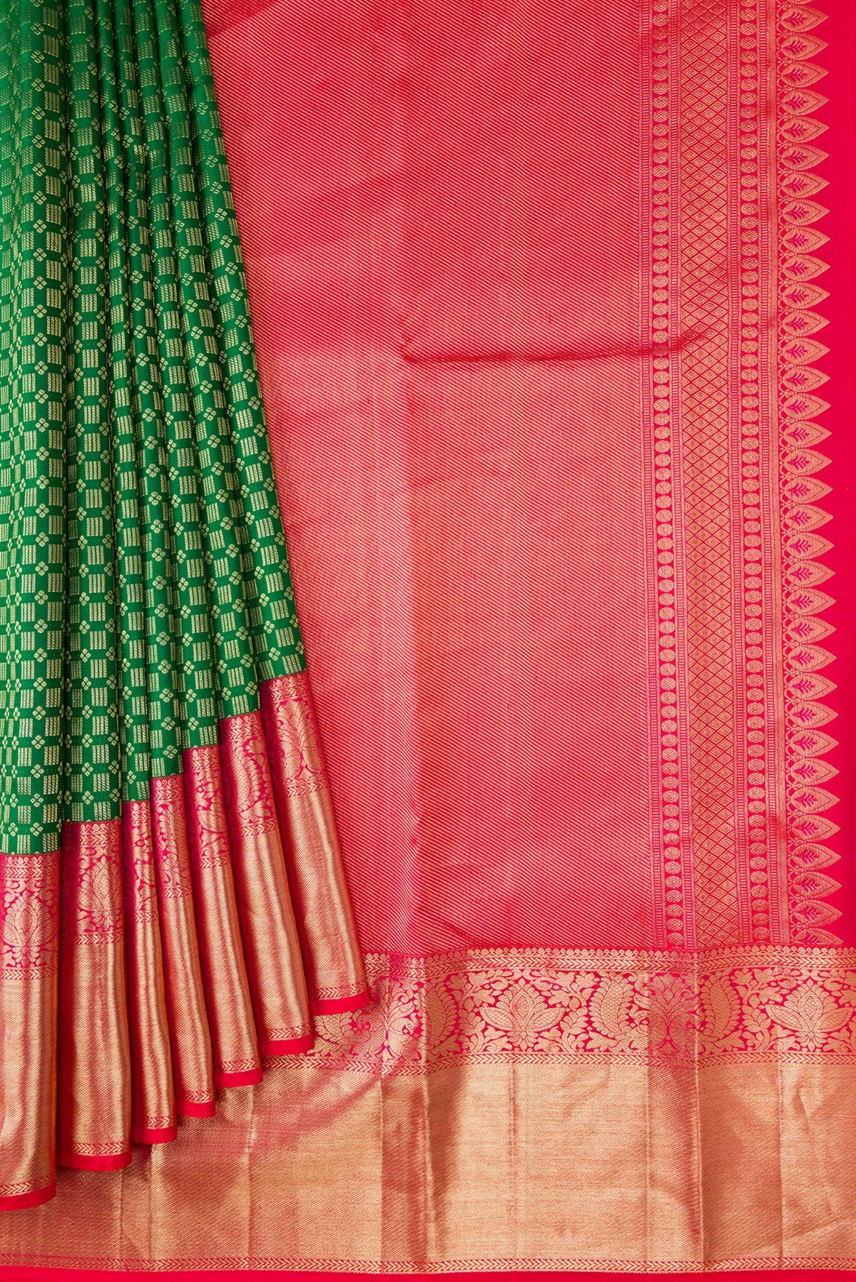 Pleats and pallu of Green Dual Tone Kanjivaram Silk Saree with Zari Brocade on the body and Zari Border. 