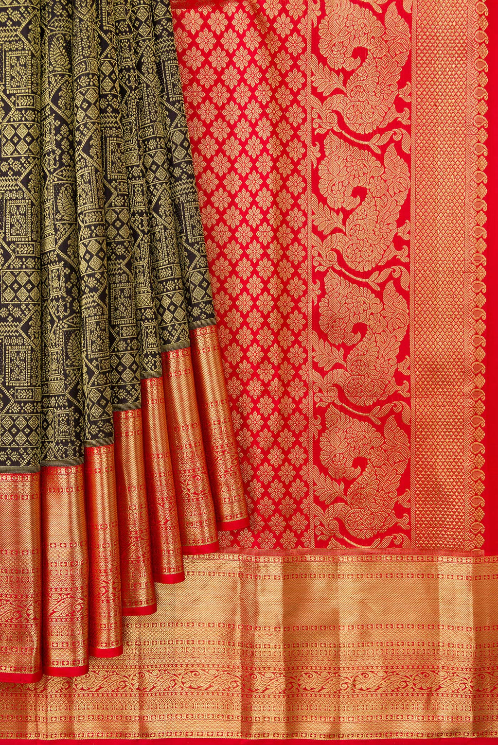 Pleats and pallu of Black Kanjivaram Silk Saree with Zari Brocade on the body and Zari Border. 