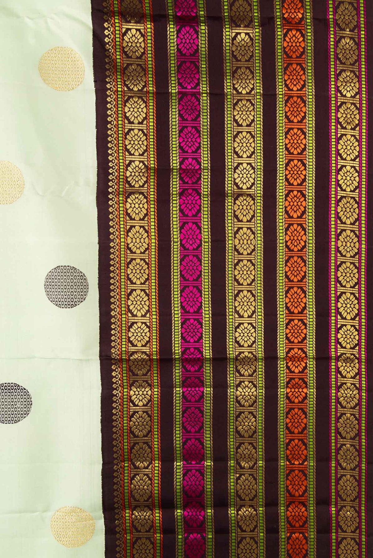 Border image of Pure Silk Pure Zari Pista Green Dual Tone Kanchipuram Saree with Zari And Thread Butta on the body and Zari And Thread Border