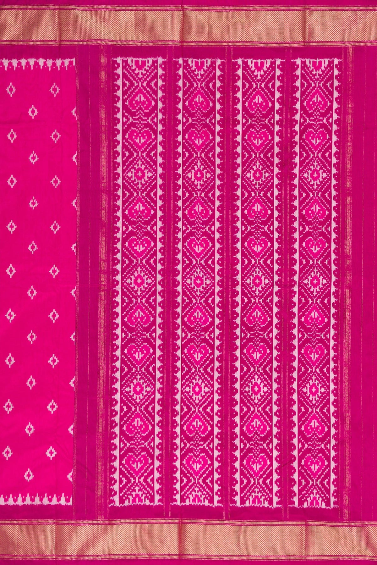 Close up image of the pallu of Pink Dual Tone Double Ikat Nine Yards Saree with Ikat Print on the body and Zari Border. 