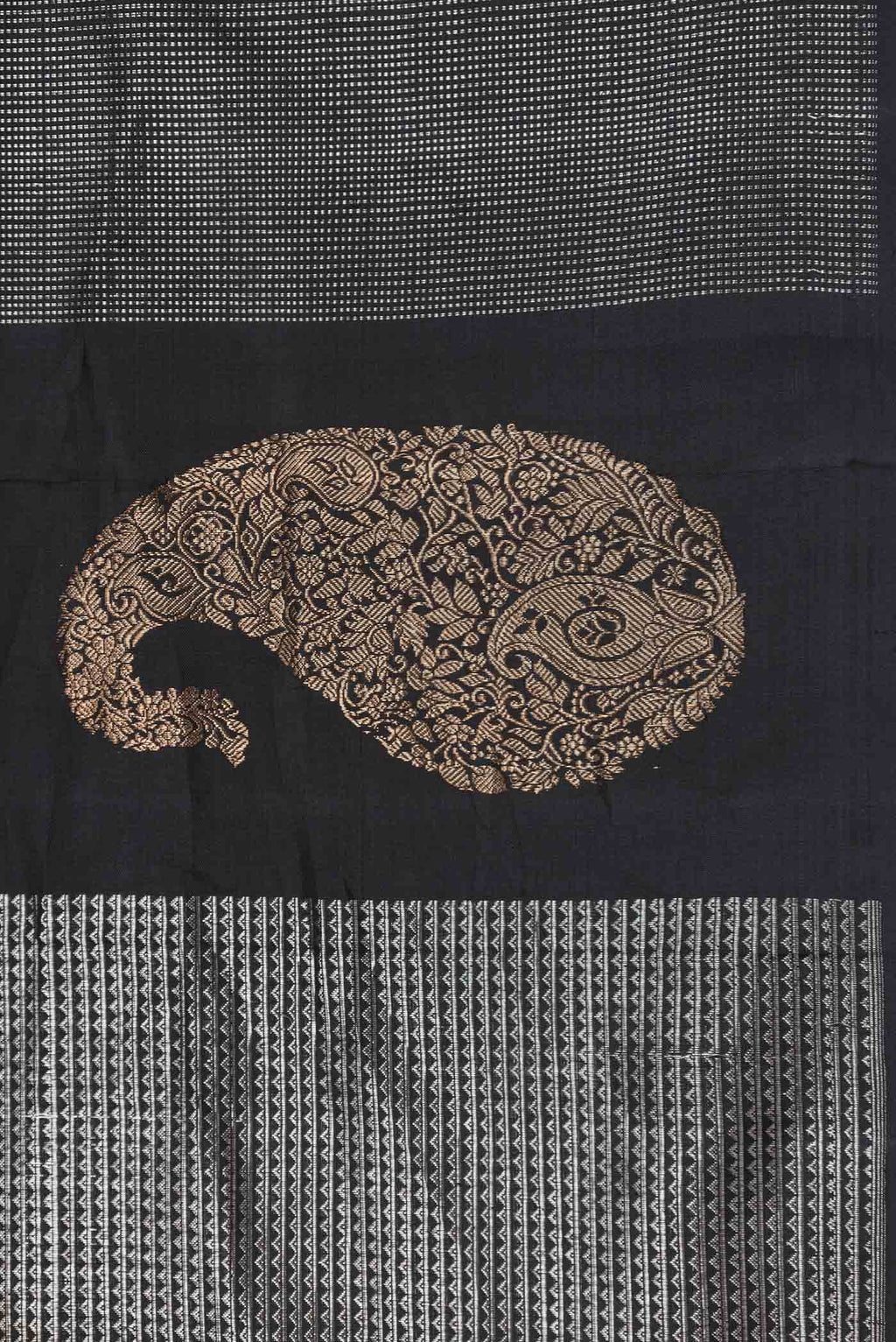 Border image of Black Dual Tone Kanchipuram Silk Saree with Stripes on the body and Without Border