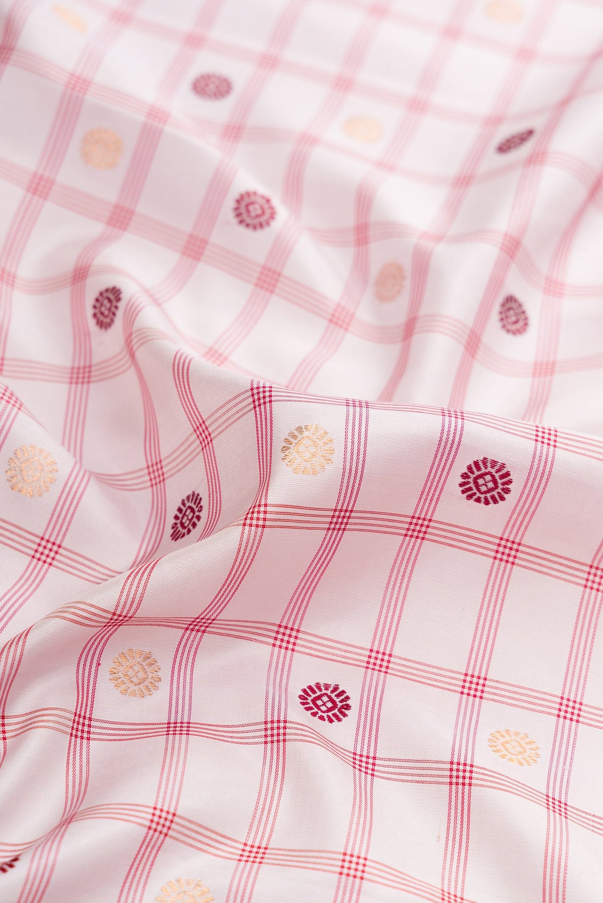 Close up of Off White Dual Tone Gadwal Silk Saree with Checked design on the body and Zari Border.  displaying folds