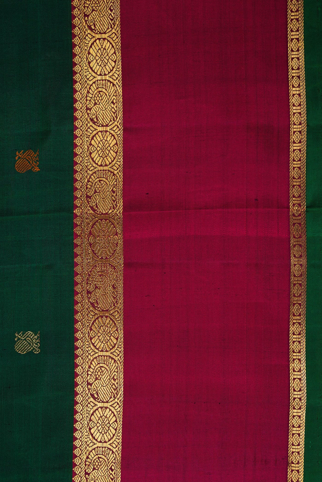 Border image of Pure Silk Pure Zari Bottle Green Dual Tone Kanchipuram Saree with Zari And Thread Butta on the body and Zari Border. 