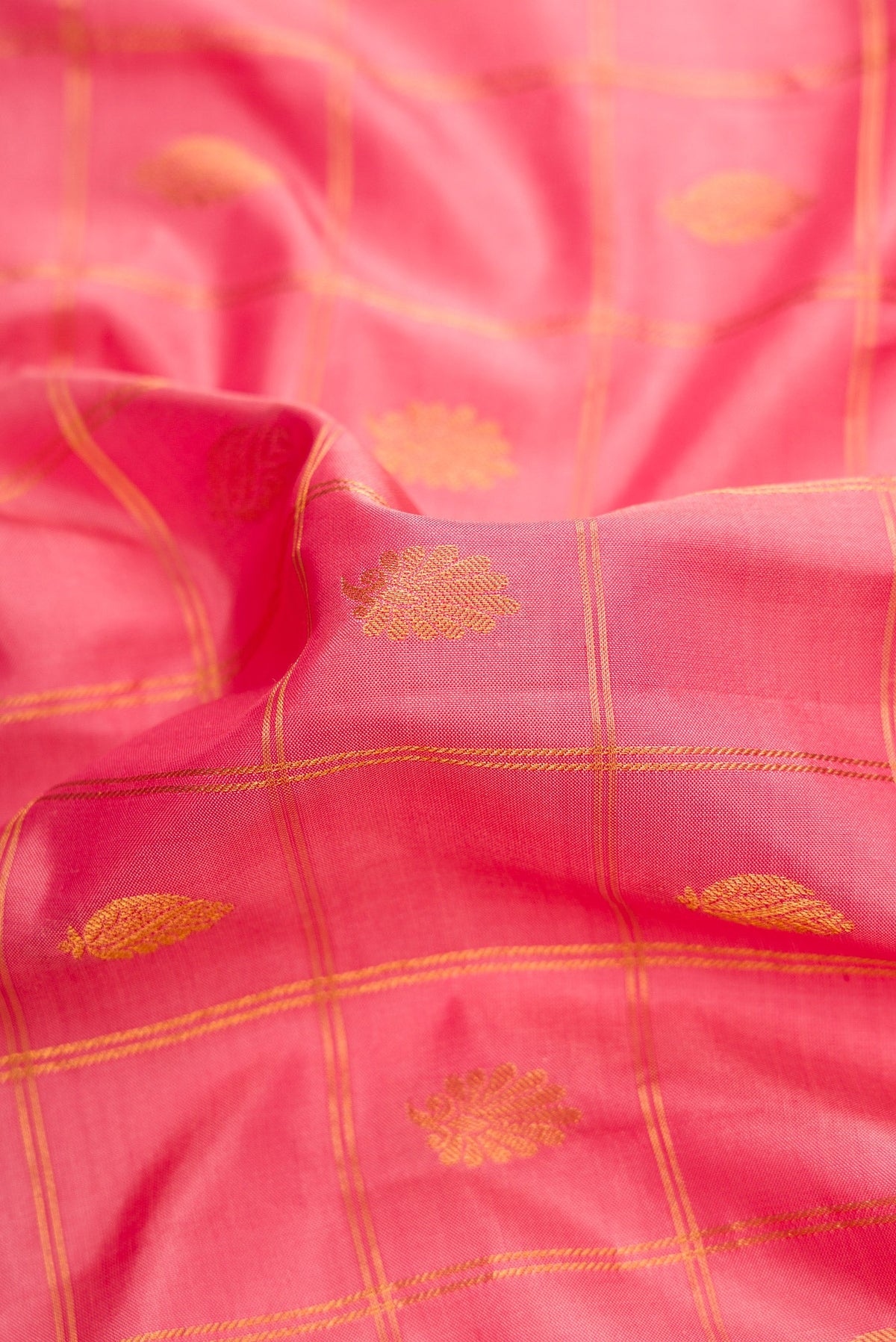 Close up of Rose Gold Dual Tone Gadwal Silk Saree with Checked design on the body and Zari Border.  displaying folds