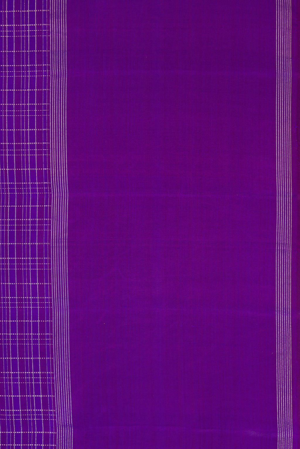 Border image of Royal Blue Dual Tone Kanchipuram Silk Saree with Checked design on the body and Zari Border. 