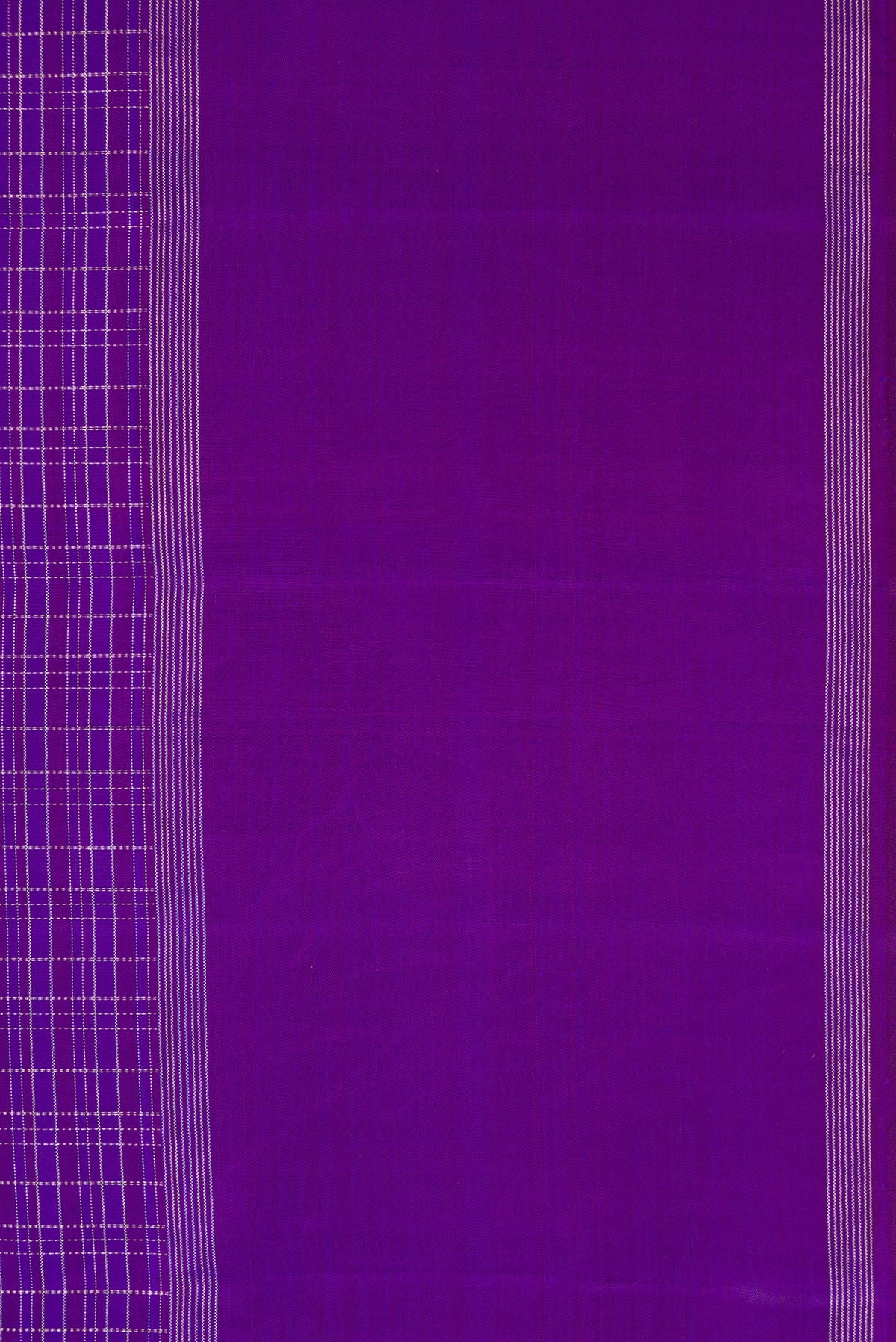 Border image of Royal Blue Dual Tone Kanchipuram Silk Saree with Checked design on the body and Zari Border. 