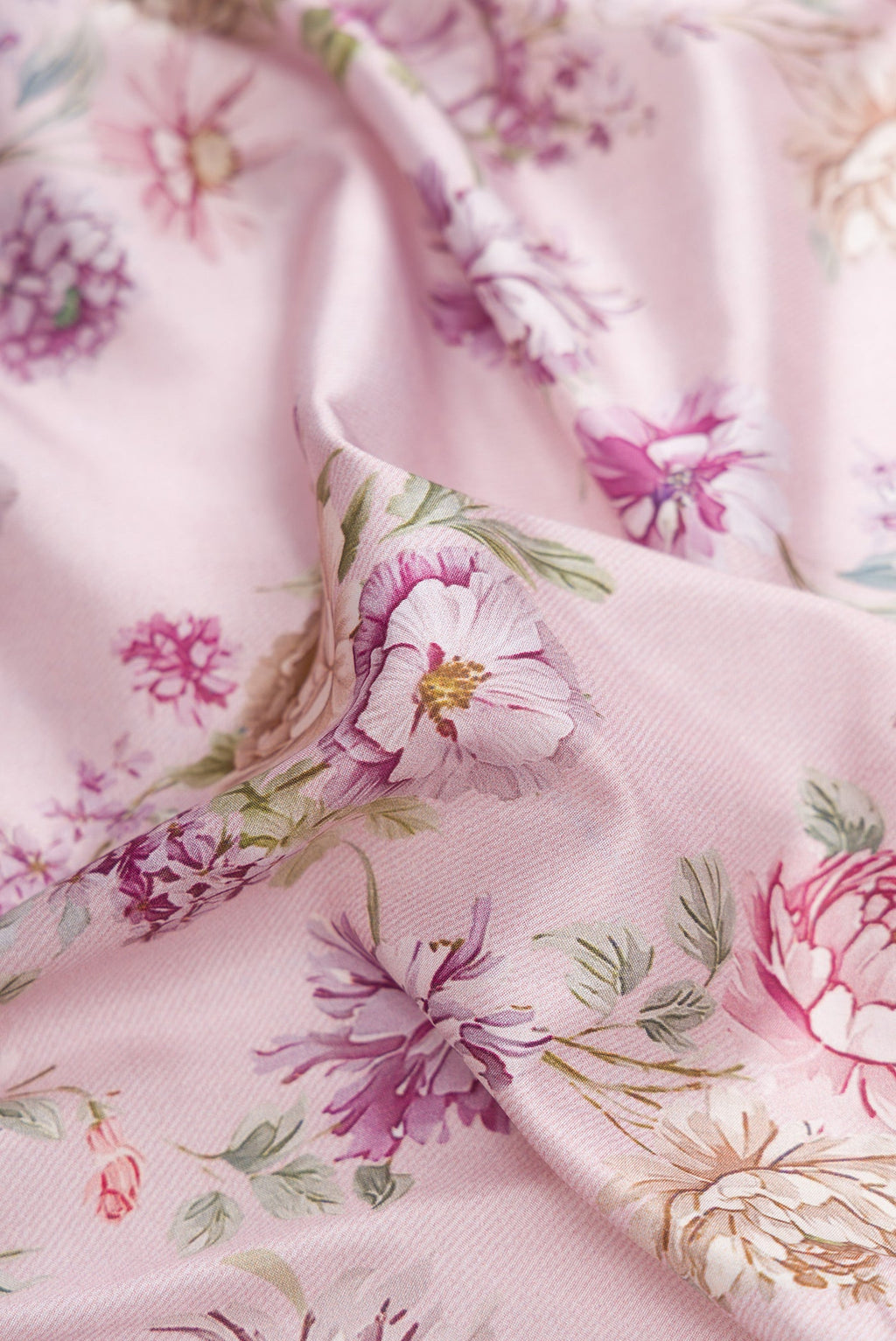 Close up of Lilac Dual Tone Kanchipuram Silk Saree with Printed design on the body and Zari Border.  displaying folds