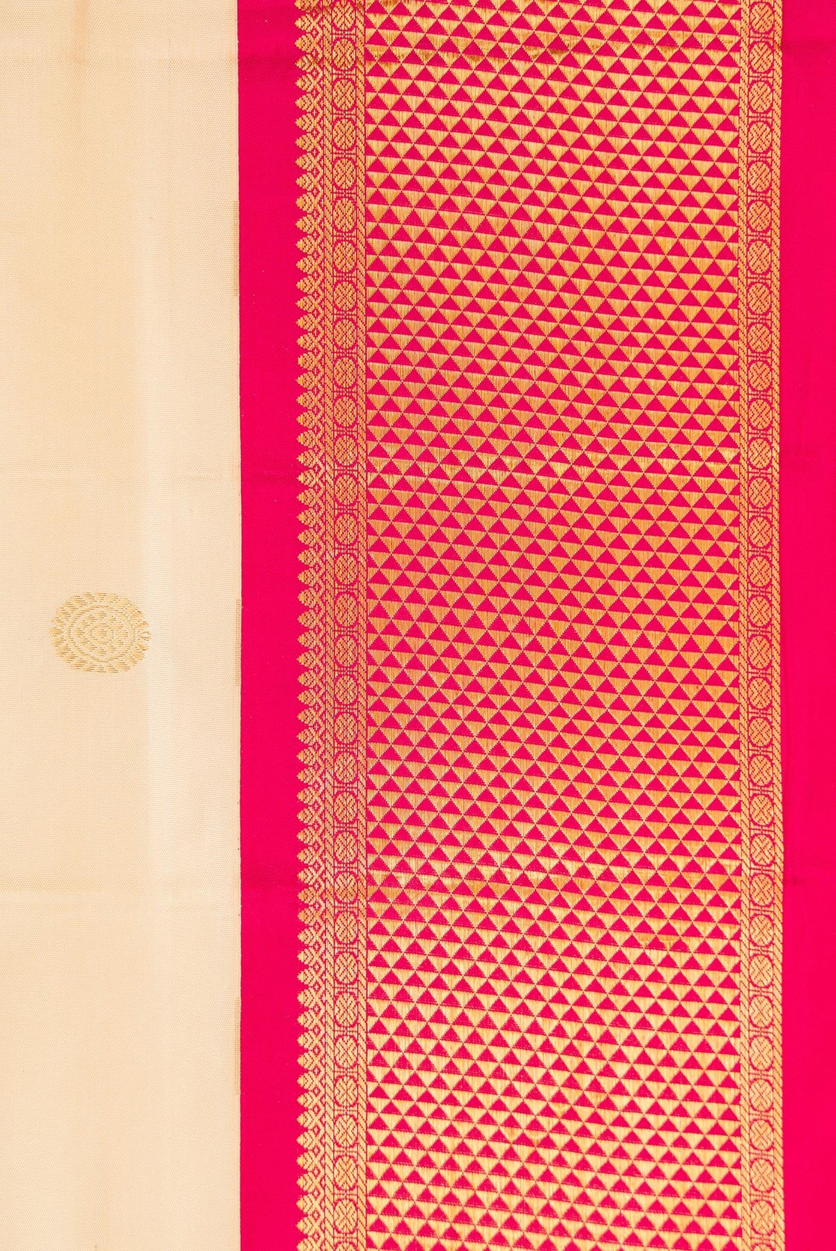 Border image of Pure Silk Pure Zari Off White Dual Tone Kanjivaram Nine Yards Saree with Zari Butta on the body and Zari Border. 