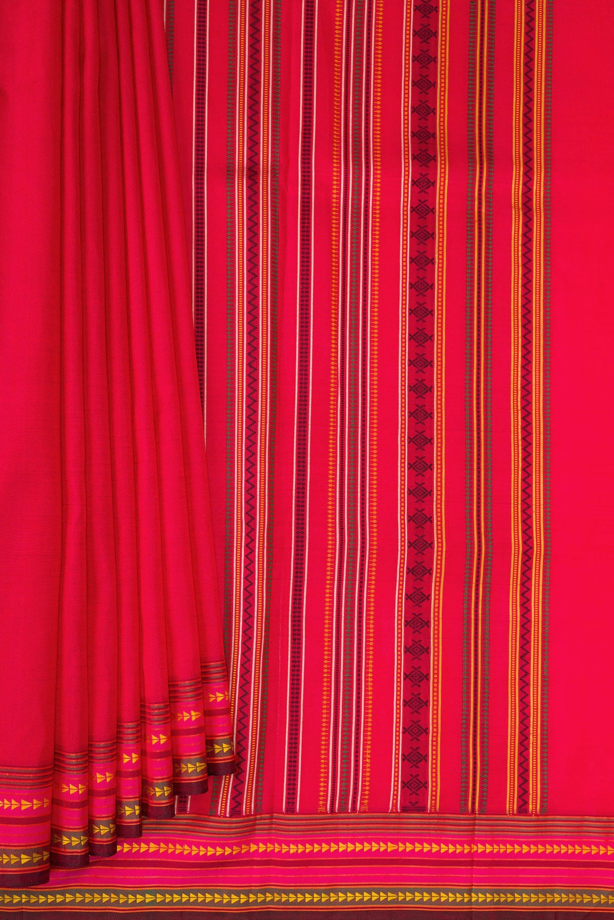 Pleats and pallu of Red Dual Tone Kanchipuram Silk Saree with Plain Body and Thread Border. 